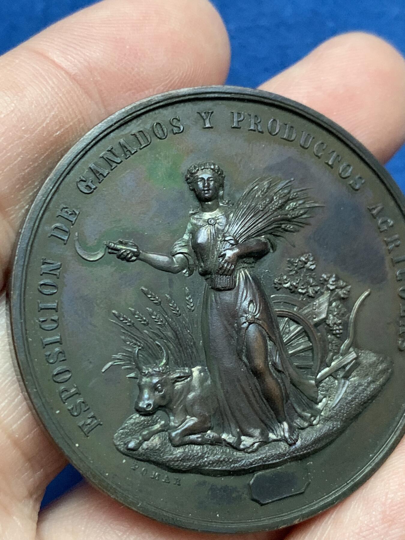 《竞宝斋》第444场 周日，周一，2场连拍 （全场包邮） 西班牙十九世纪 吉普斯夸省畜牧与农产品博览会纪念铜章 51.25克 47mm 带原盒 双面超高浮雕 好品