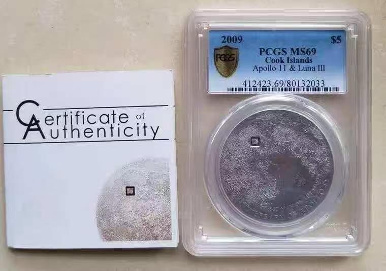 ❤️【币观天下】❤️ 第333期钱币拍卖- 2025.12.5周五晚上6点半场-长期征集拍品 PCGS库克2009年登月探索50周年陨石镶嵌仿古银币，评级币，发行1969枚，带证书。