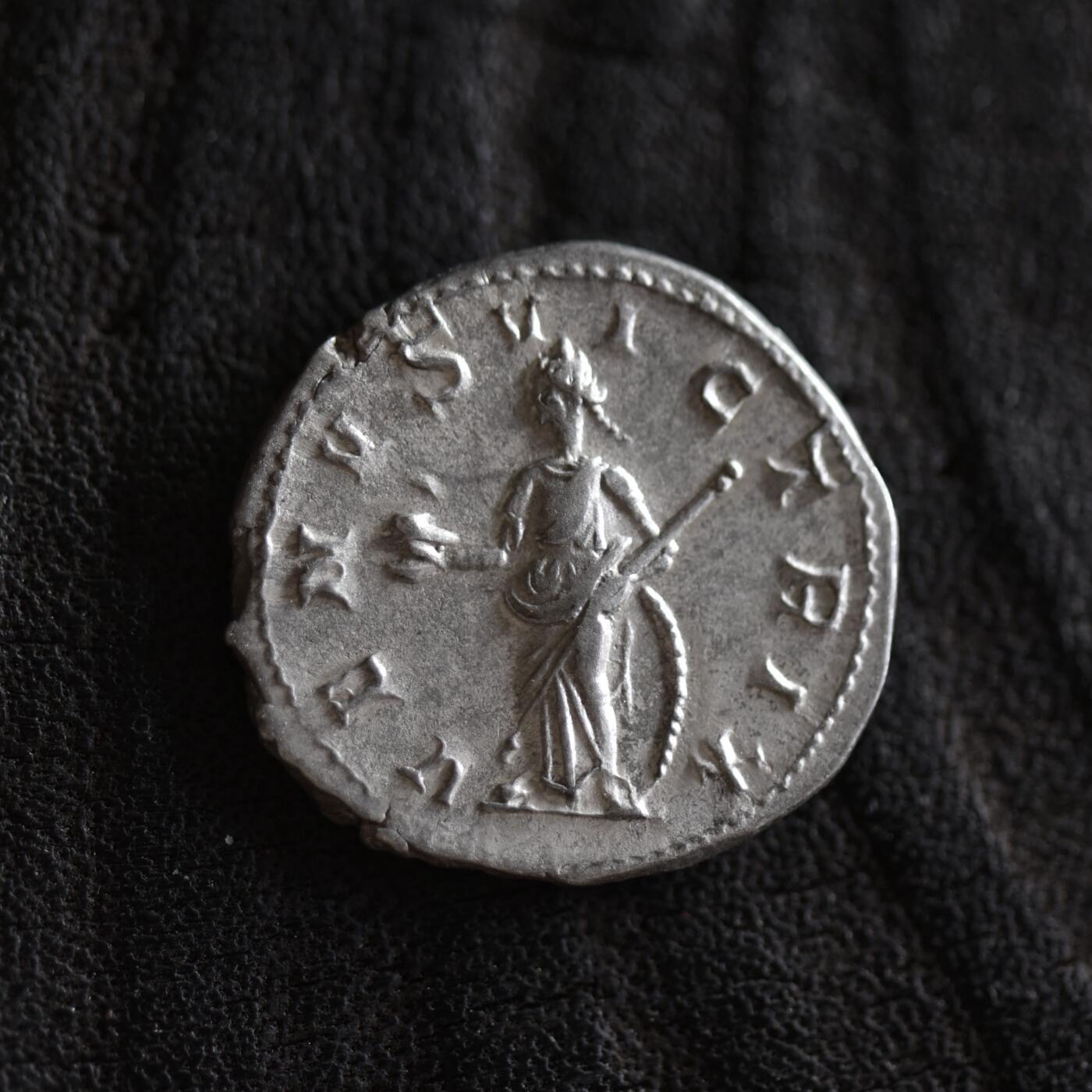 【良泉】【2025年最后一场】12月18日晚19.30点开拍！188组【直播场】西方古代钱币、丝路杂项、印章！ 【藏家出品D】戈尔迪安三世（238年2-3月—244年3月），第纳尔银币，3.05克