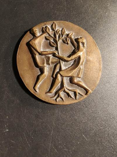 老王徽章第167期 - 法国教育联盟百年大铜章     正面双人植树     直径54mm.    重量58.9g