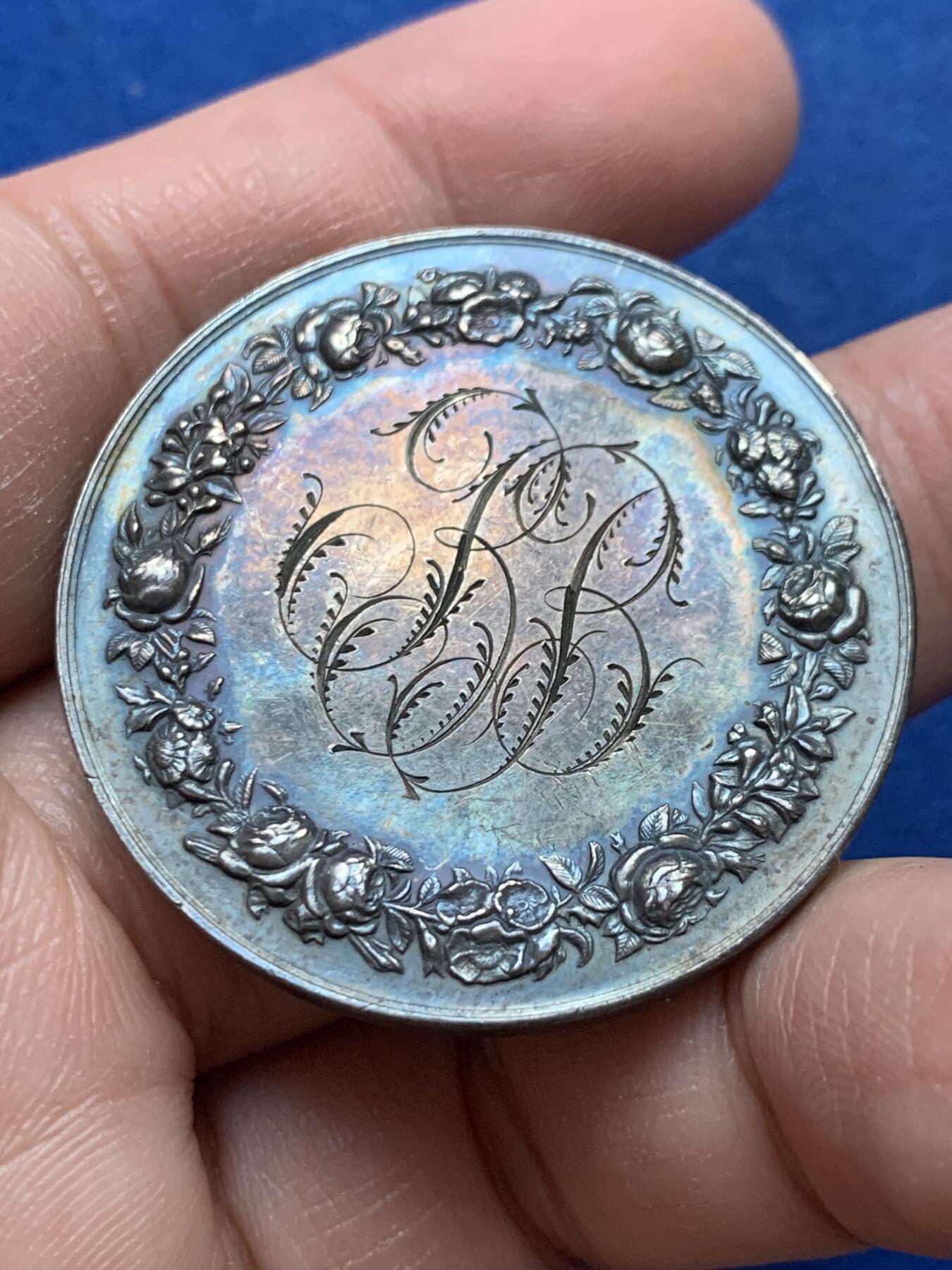 《竞宝斋》第444场 周日，周一，2场连拍 （全场包邮） 法国婚章 25.3克 大直径39mm 1895 丰饶角银标边铭 包浆挺漂亮