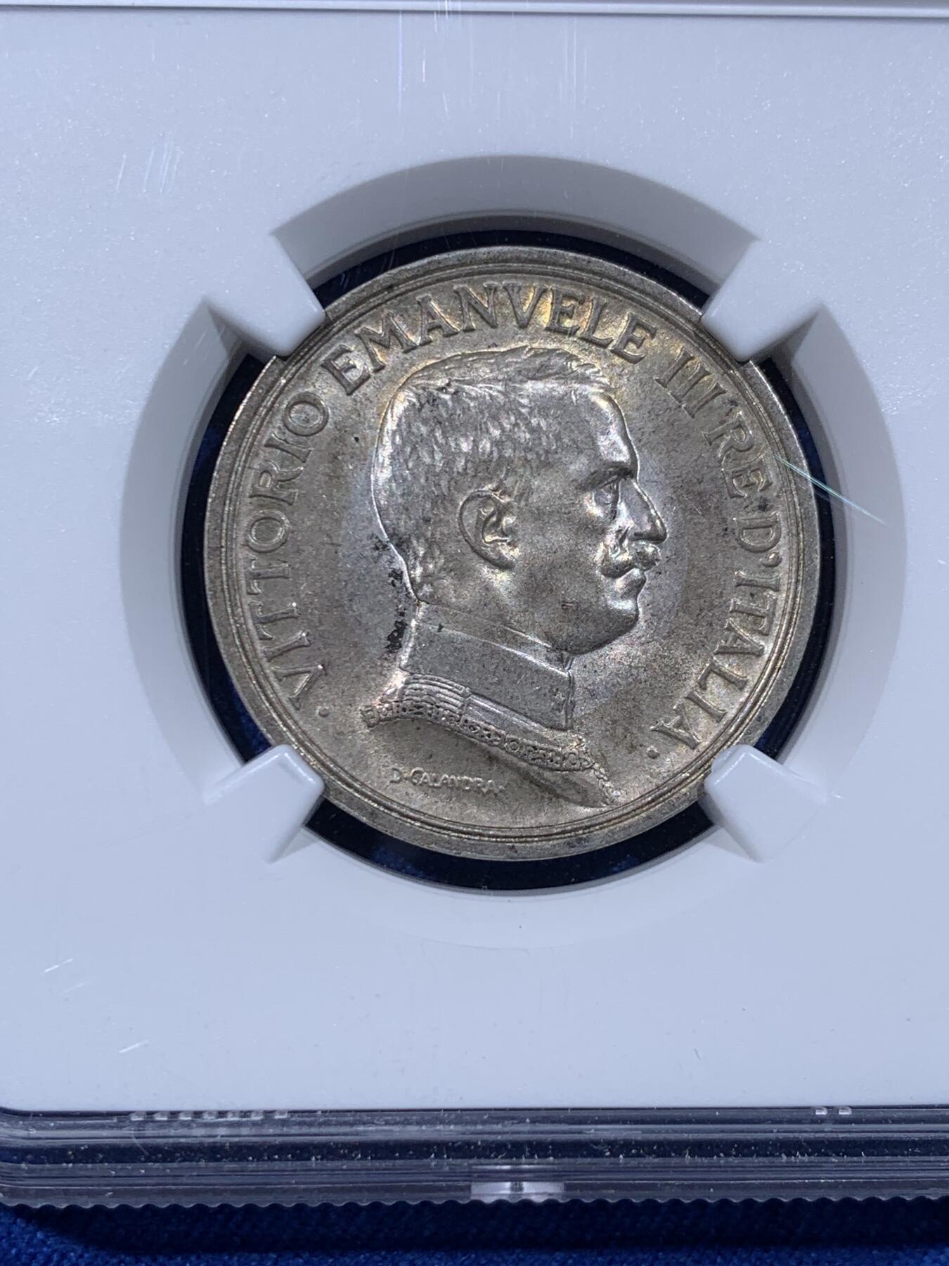 《竞宝斋》第444场 周日，周一，2场连拍 （全场包邮） NGC MS63 意大利 1914年 马车 2里拉 银币 意大利经典品种 全世界最美钱币之一 老包浆 标准品