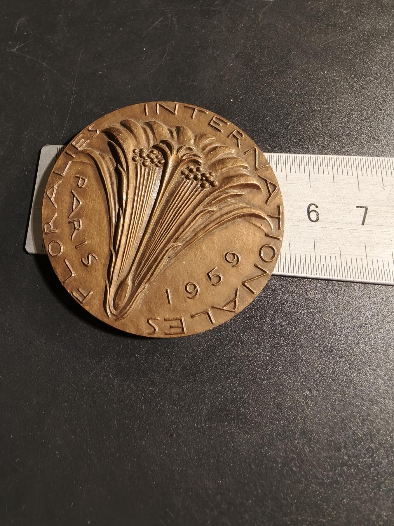 老王徽章第167期 法国1959年巴黎国际花卉博览会大铜章     直径54mm.   重量69g