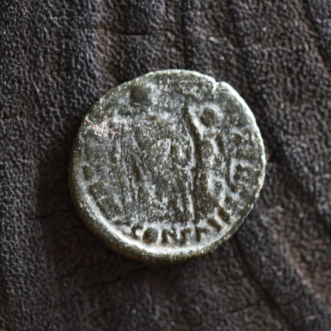 【良泉】【2025年最后一场】12月18日晚19.30点开拍！188组【直播场】西方古代钱币、丝路杂项、印章！  【藏家出品B】公元395-401年，东罗马帝国，阿卡迪乌斯“胜利女神加冕”铜币，君士坦丁堡造币厂，1.8克