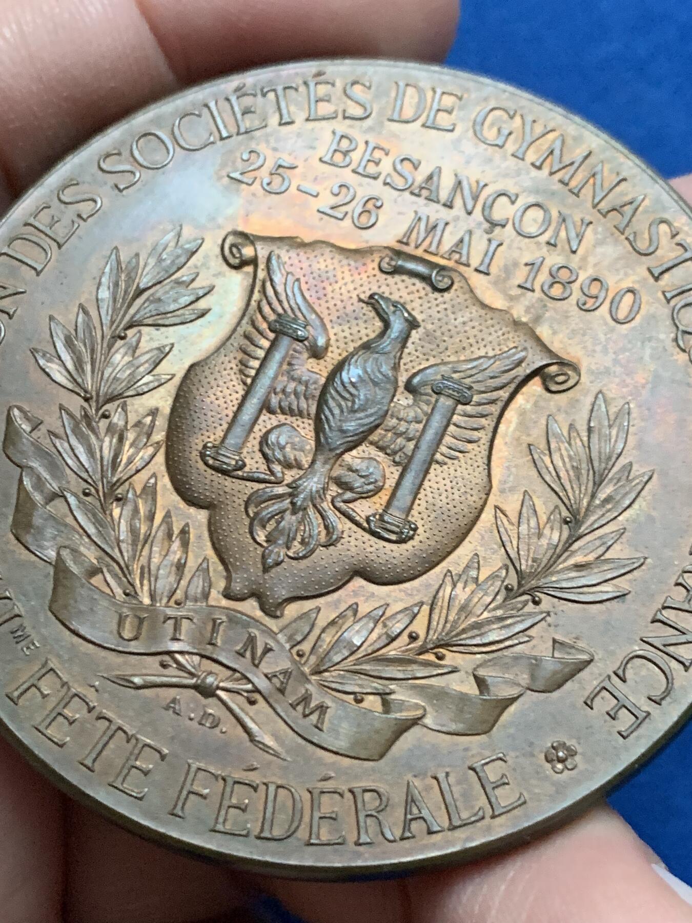 《竞宝斋》第444场 周日，周一，2场连拍 （全场包邮） 法国1890年体操协会联盟 贝桑松分会纪念铜章 82.7克 58.2mm 丰饶角铜标 带原盒 字迹对应