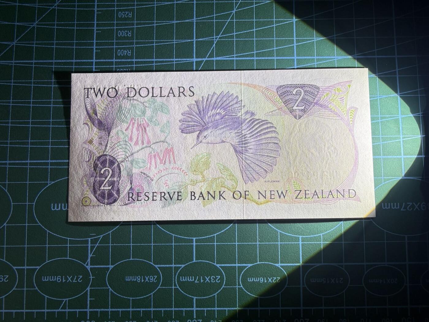 【炜奕收藏】，第五十二期 新西兰2元，UNC品相，千位号年份号无347