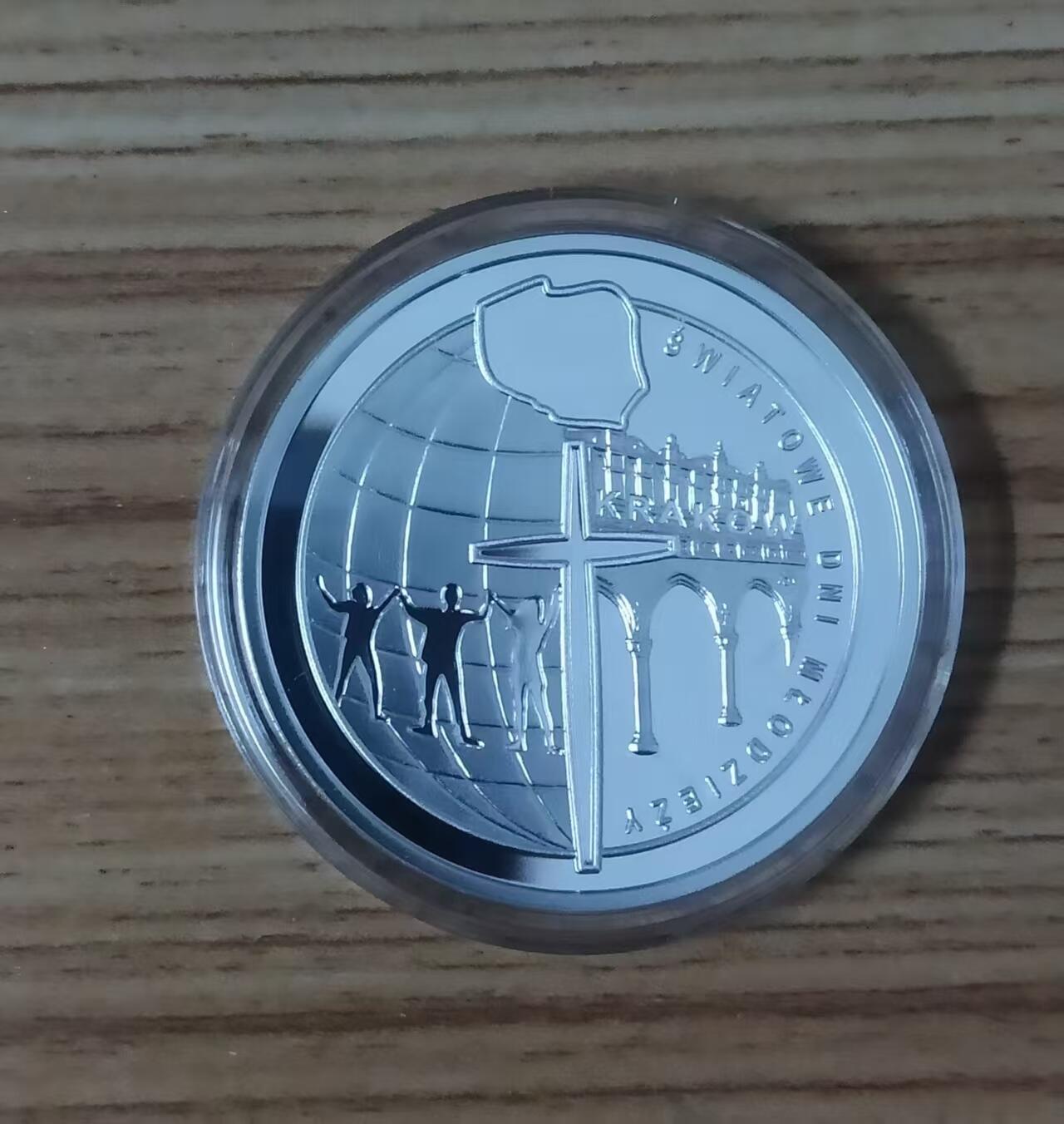 ❤️【币观天下】❤️ 第333期钱币拍卖- 2025.12.5周五晚上6点半场-长期征集拍品 【龙头币】喀麦隆2016年，基督教世界青年节系列(1)-世界青年日(波兰克拉科夫)，彩色精制纪念银币. 盒证全. 极其少见的“十字剑🗡️”图案. 稀有少见漂亮银币. 国外售价165美元.