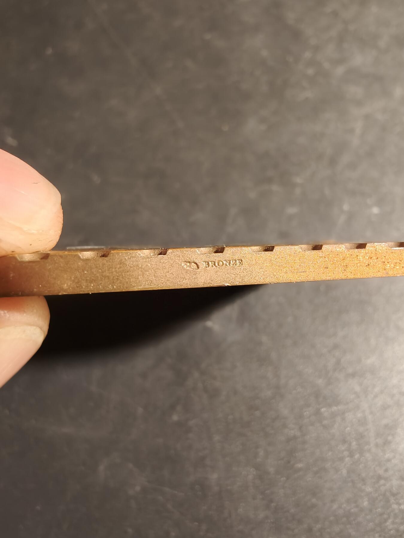 老王徽章第167期 法国集邮协会方形大铜章     尺寸59×39mm.    重量72.1g