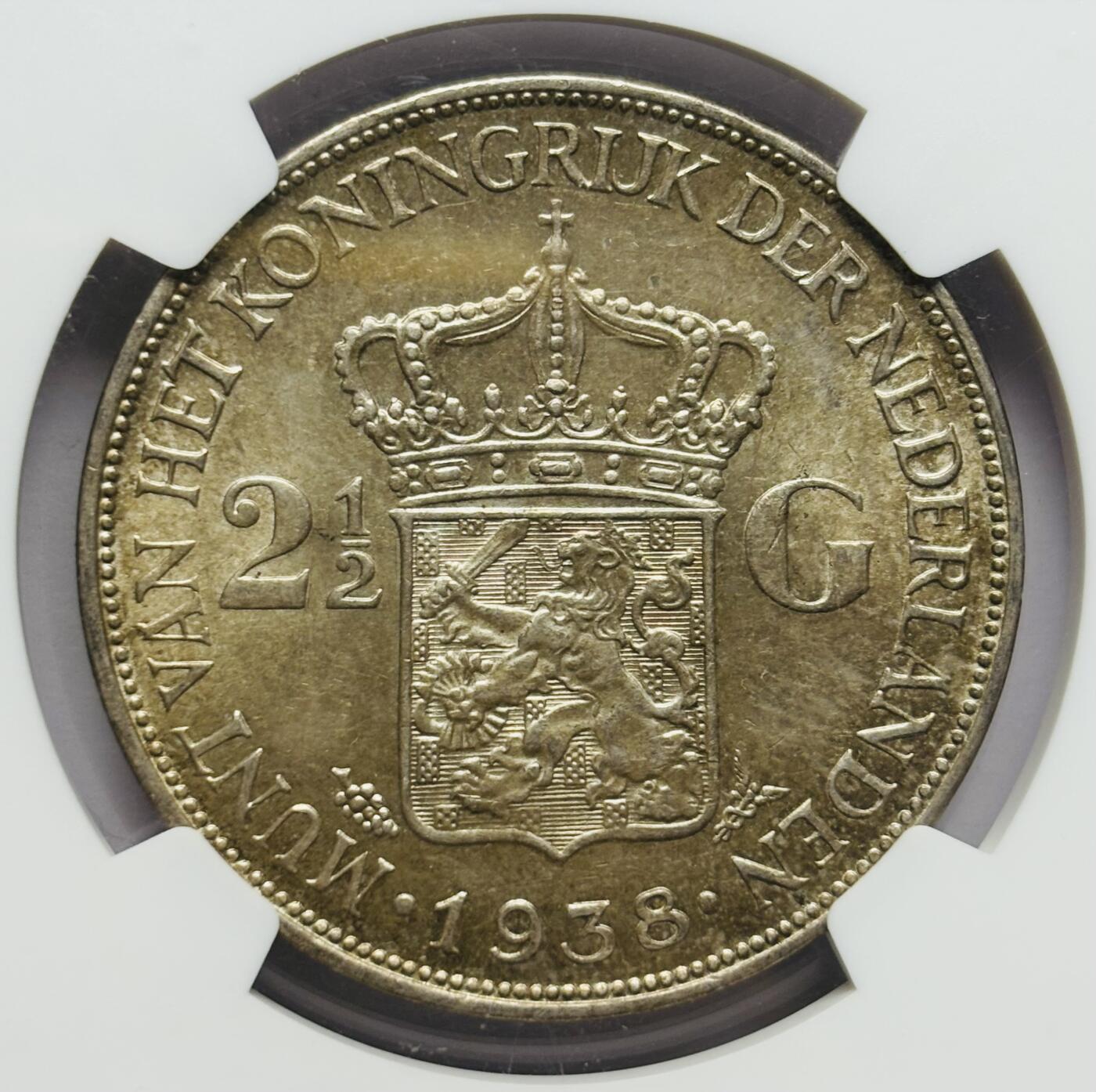 文馨钱币收藏第 283 场，【大雪鉴珍，寒英缀金】金银纪念币精品场，诚邀您的参与【长期接代拍品】 1938 年荷兰威廉明娜女王 2.5 盾大银币 NGC 评级 AU58 分，币面干净光滑，包浆光度层次分明