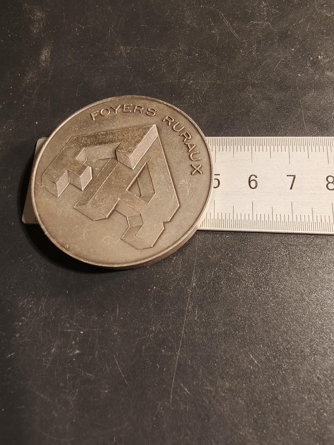 老王徽章第167期 法国乡村社区中心镀银大铜章    直径50mm.    重量83.7g