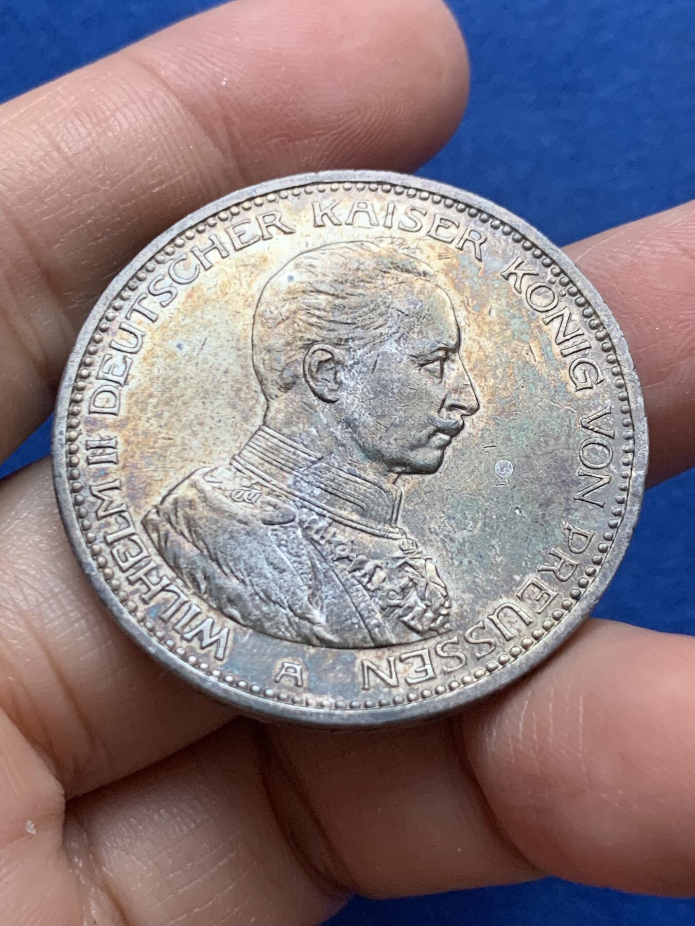 《竞宝斋》第444场 周日，周一，2场连拍 （全场包邮） 德国 1913年 普鲁士威廉二世军装5马克银币 表面感觉有油漆痕迹 细节见图