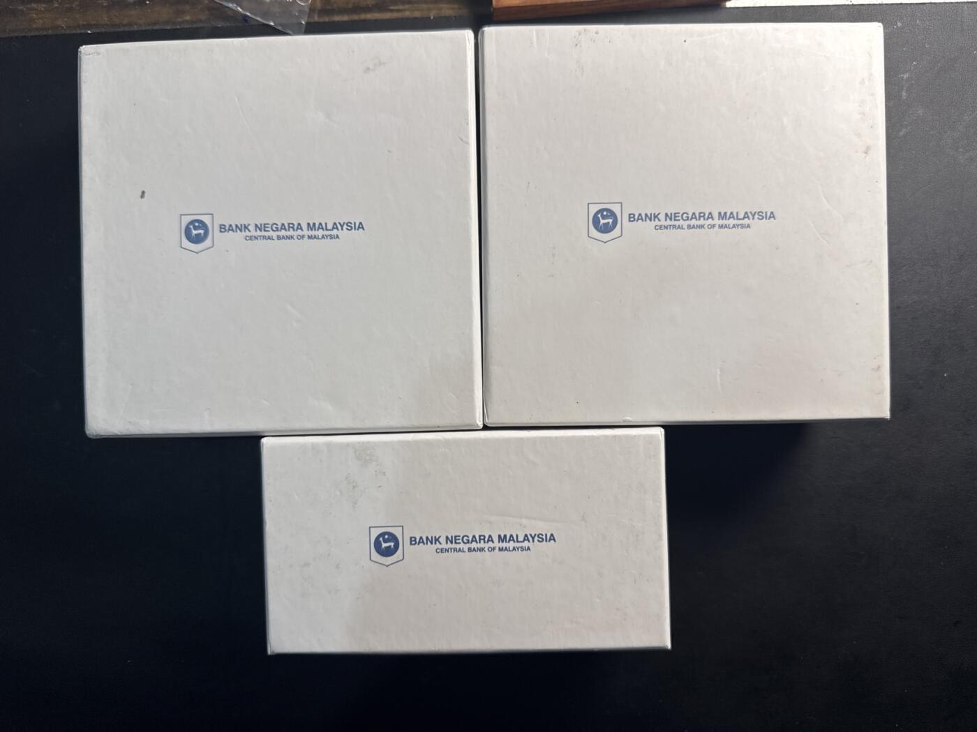 ❤️【币观天下】❤️ 第333期钱币拍卖- 2025.12.5周五晚上6点半场-长期征集拍品 马来西亚2021年吉朗王银行成立50周年异形精制铜币三枚套装（传统风筝，传统陀螺，传统播棋）发行量1200套