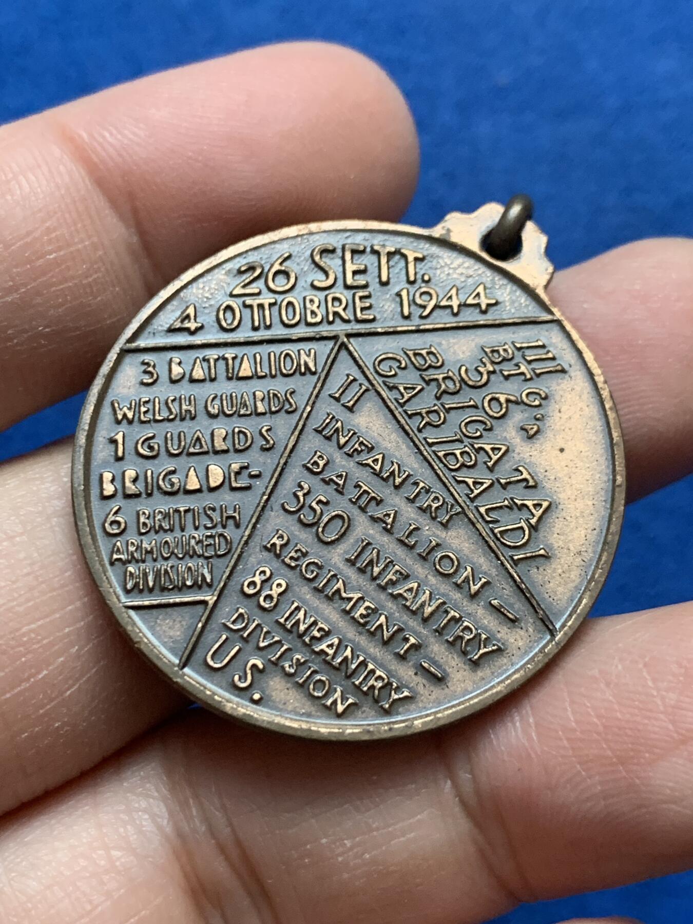 《竞宝斋》第444场 周日，周一，2场连拍 （全场包邮） 意大利反法西斯武装纪念章 带环重20.3克 35.3mm