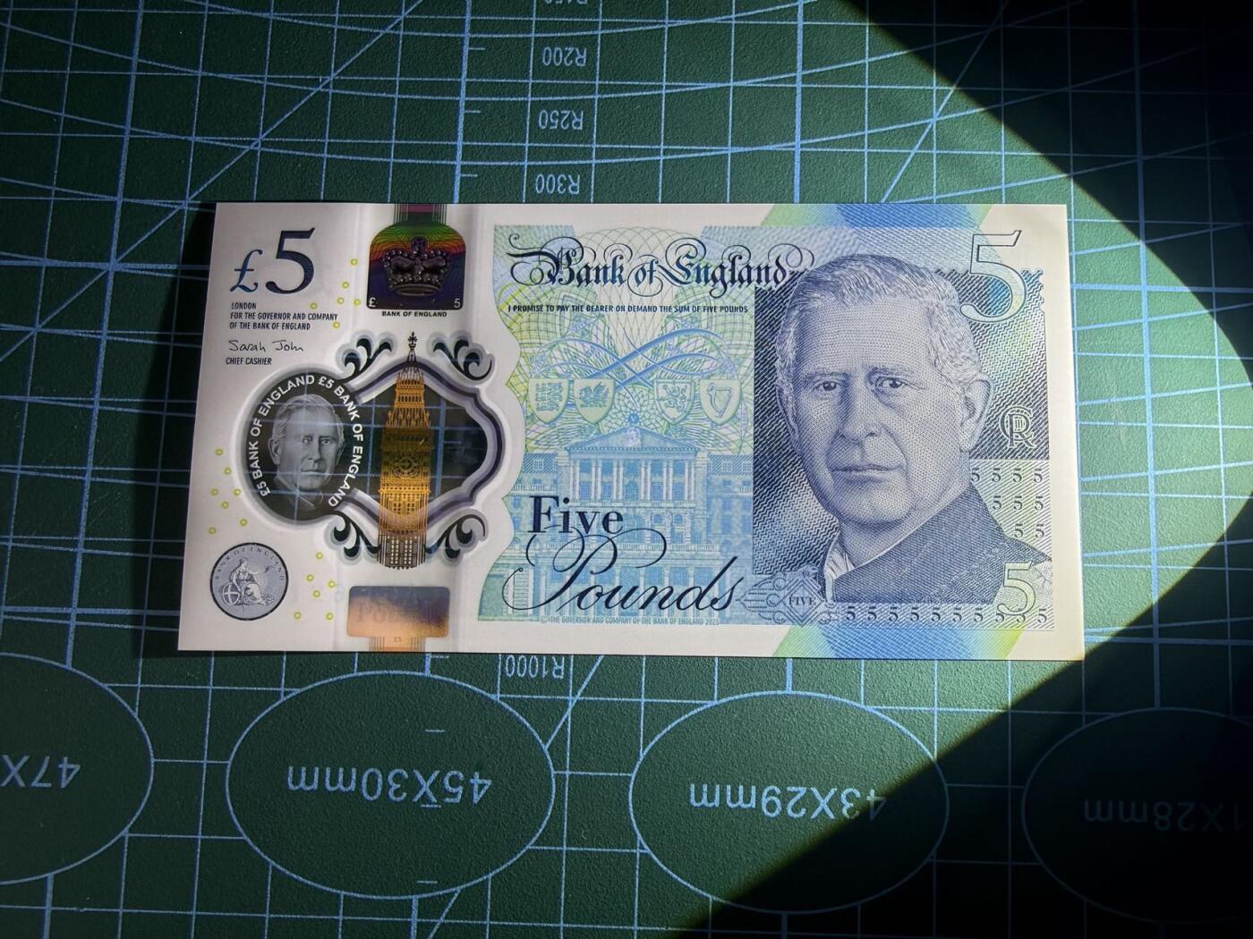 【炜奕收藏】，第五十二期 2024年英国5镑，查尔斯头像，UNC品相，CA01首发冠号码无47