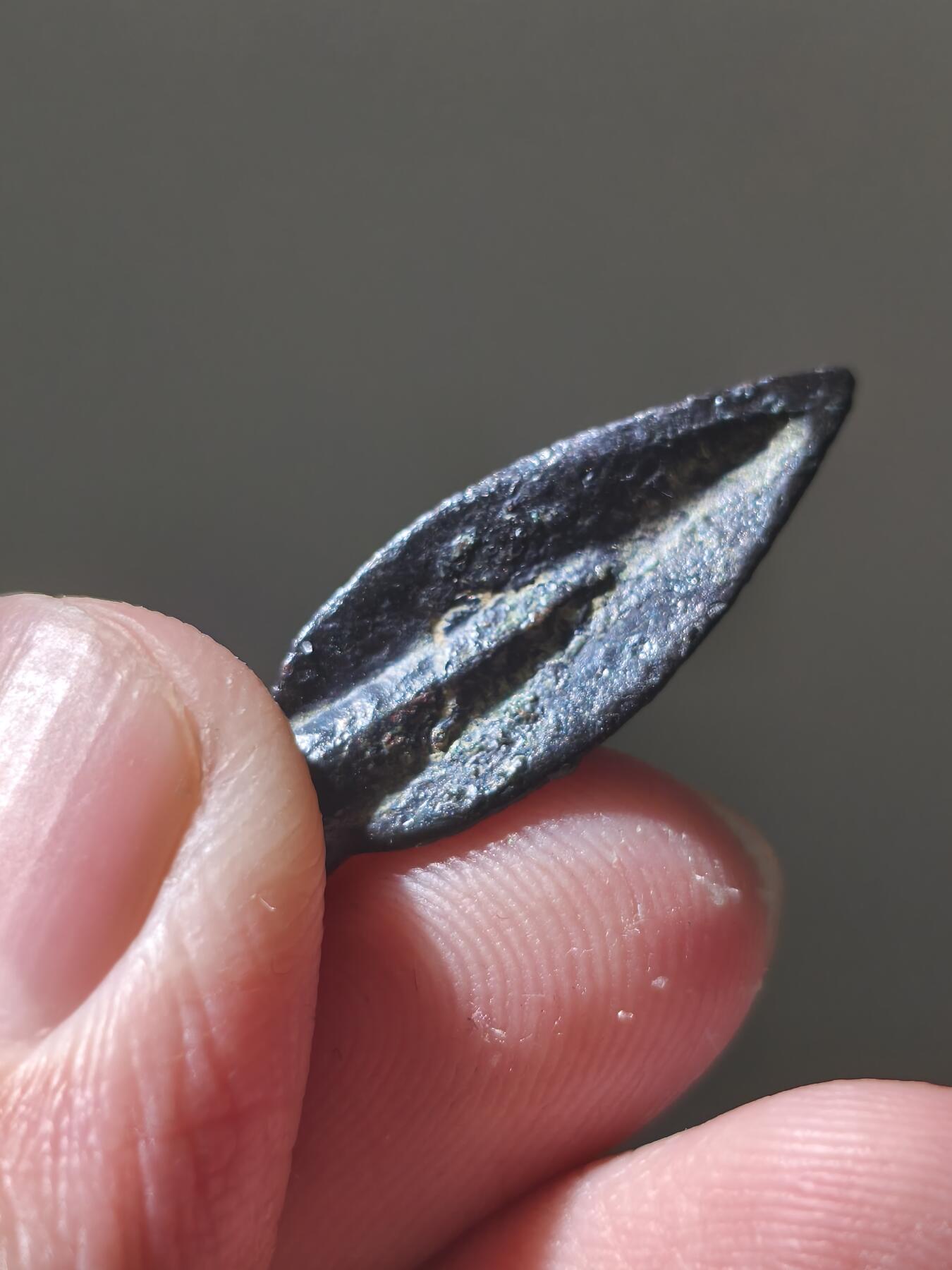 星盘世界钱币十二月六日古典币专场 希腊化时期 青铜穿甲箭头中亚沙漠坑皮壳。非常漂亮，锋利的箭头，而且形制也是很经典的希腊化风格，底部中空