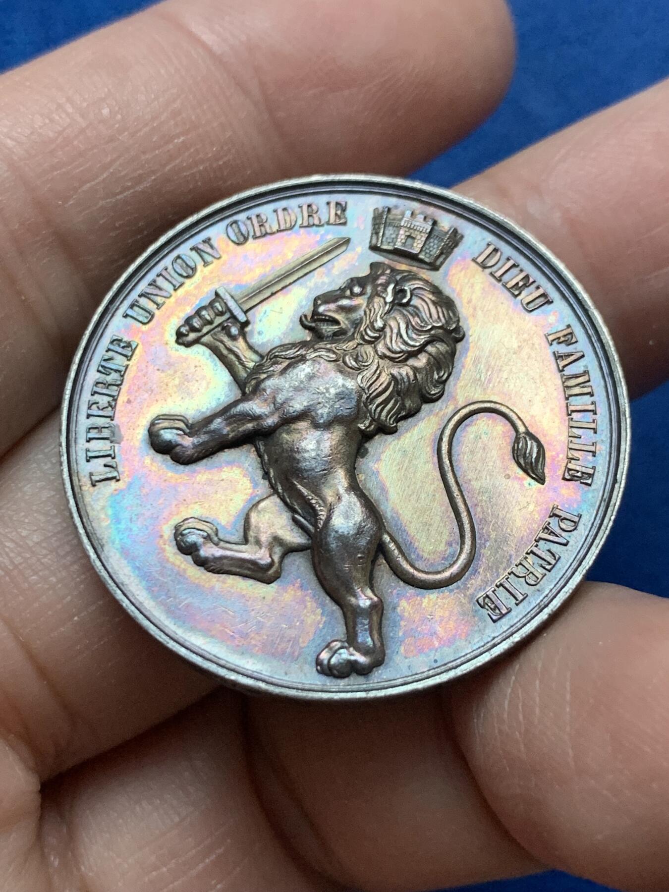 《竞宝斋》第444场 周日，周一，2场连拍 （全场包邮） 1831年里昂信使报圆形银章 32.8mm 14.4g 手指铭 五彩高浮雕