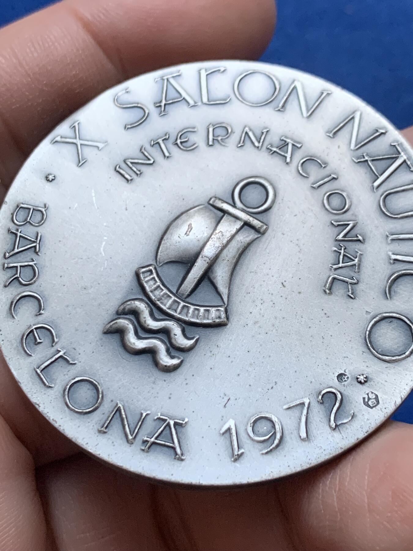 《竞宝斋》第444场 周日，周一，2场连拍 （全场包邮） 1972年西班牙巴塞罗那第十届国际航海博览会纪念银章 61.9克 49.5mm 带盒 正面：配备112门火炮的