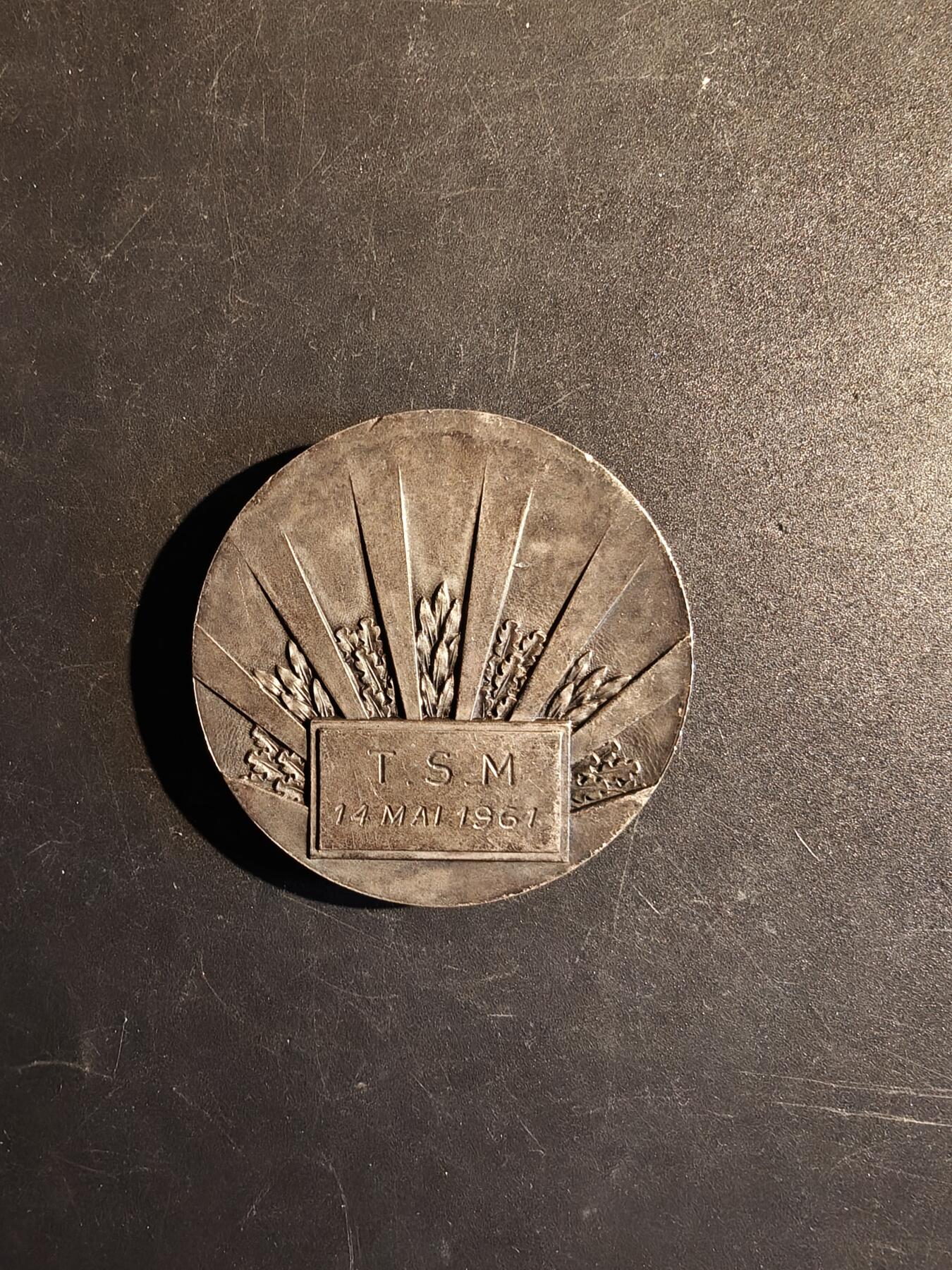 老王徽章第167期 法国体育协会镀银大铜章     直径50mm.   重量60.8g