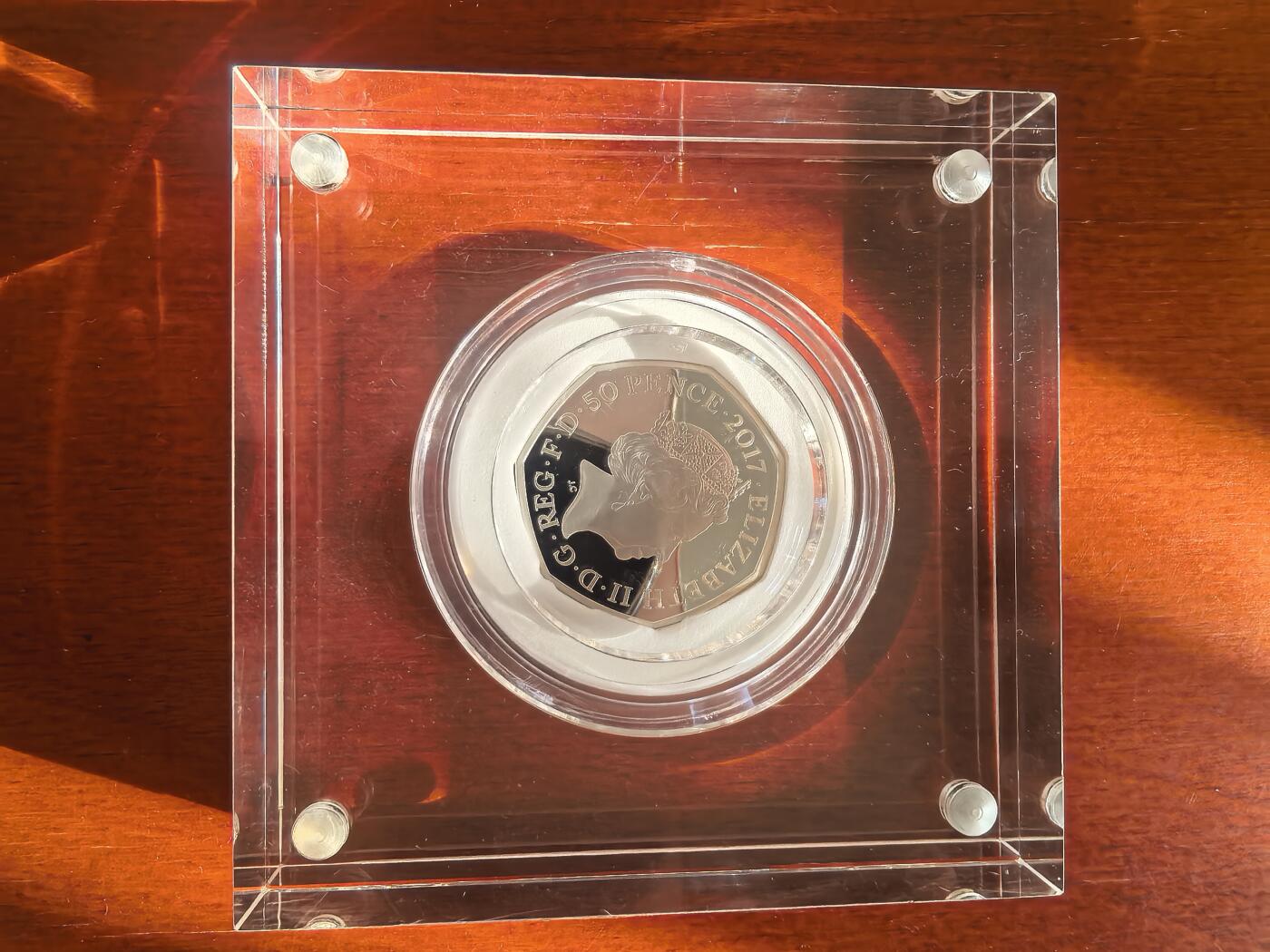 长老汇蛇年精选第七十八场拍卖 2017英国彼得兔系列兔子本杰明50便士精制彩色银币，原盒证