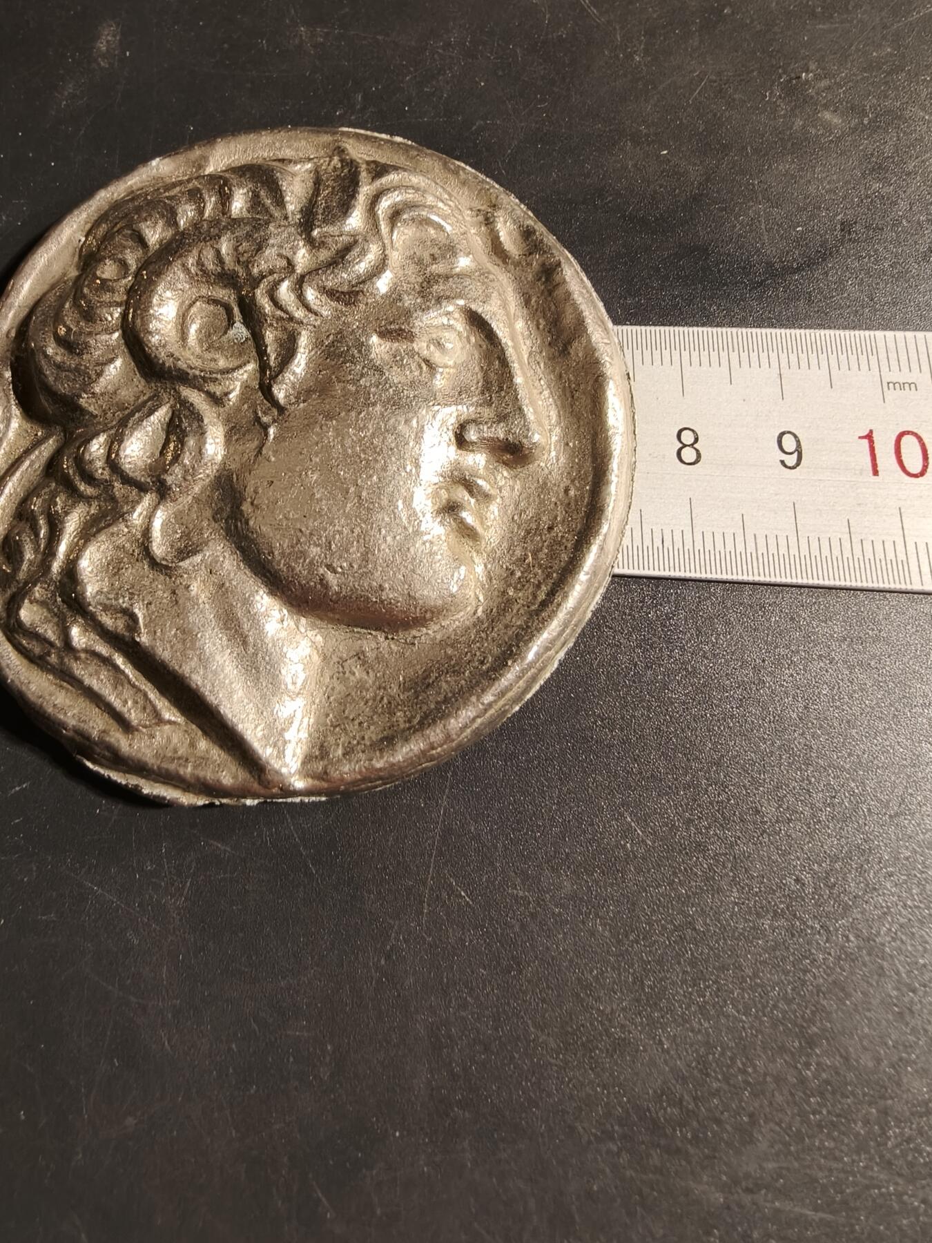 老王徽章第167期 亚历山大大帝德拉克马风格纪念章     直径74mm.    重量194.5g