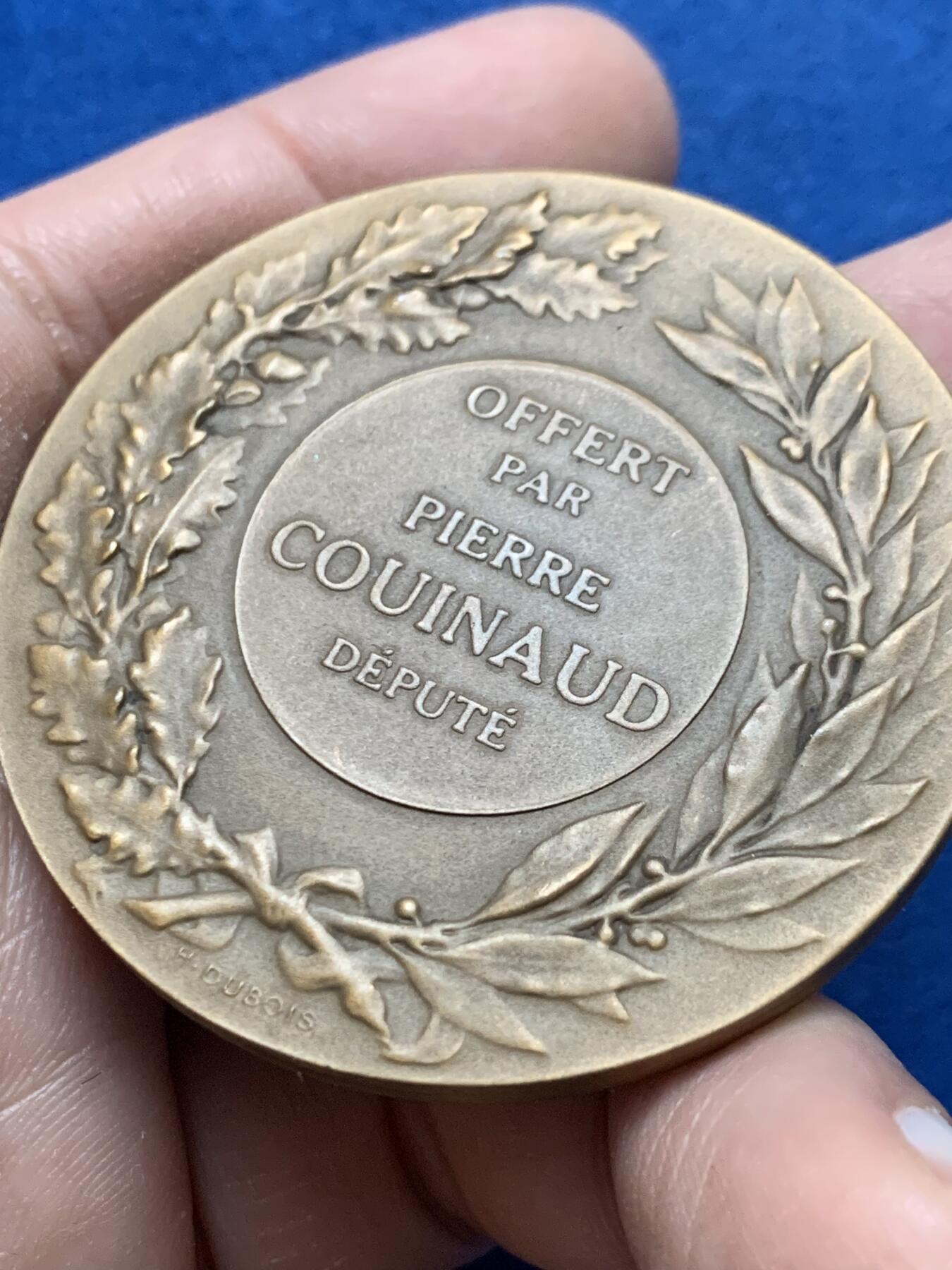 《竞宝斋》第444场 周日，周一，2场连拍 （全场包邮） 法国农业协会铜章，A.Dubois ，59.3克，50.6mm，丰饶角铜标边铭，牛与马高浮雕，肌肉鲜明。