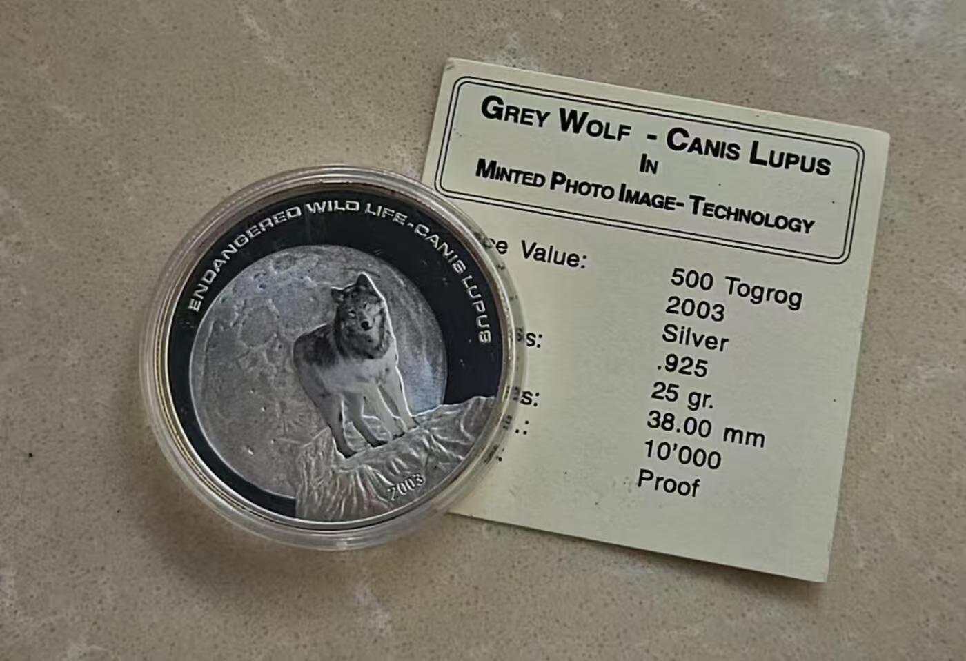 ❤️【币观天下】❤️ 第333期钱币拍卖- 2025.12.5周五晚上6点半场-长期征集拍品 蒙古2003年草原灰狼特效影像银币 面值500图，925银25克，直径38毫米，发行量10000枚，带证书。