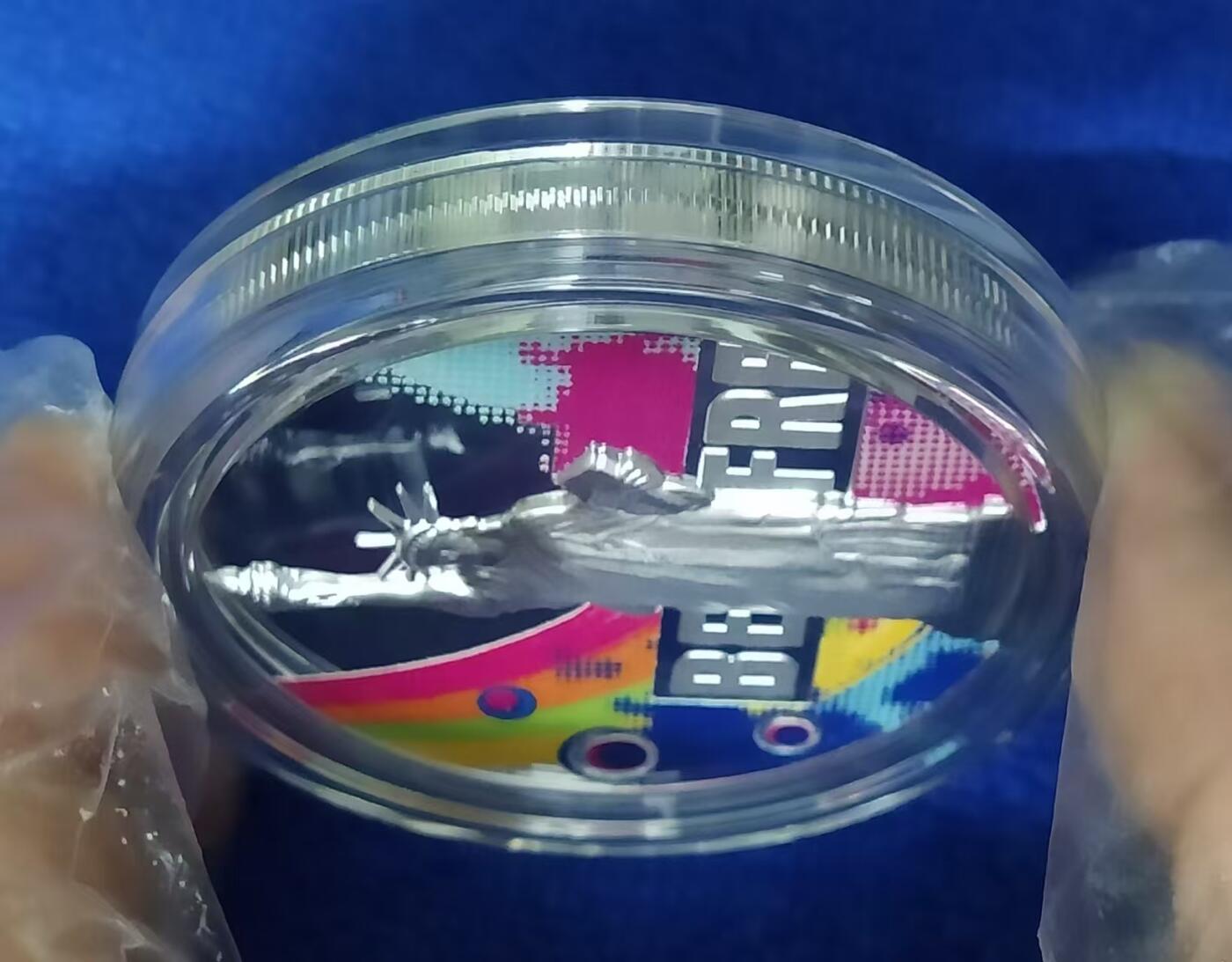 ❤️【币观天下】❤️ 第333期钱币拍卖- 2025.12.5周五晚上6点半场-长期征集拍品 喀麦隆2018年, 摩西·达扬 至理名言-“自由是灵魂的氧气”, 2盎司,高浮雕,正反全景自由女神,3D激光磨砂,彩虹彩色,精制银币. 盒证全. 漂亮超高颜值！国外售价295欧元