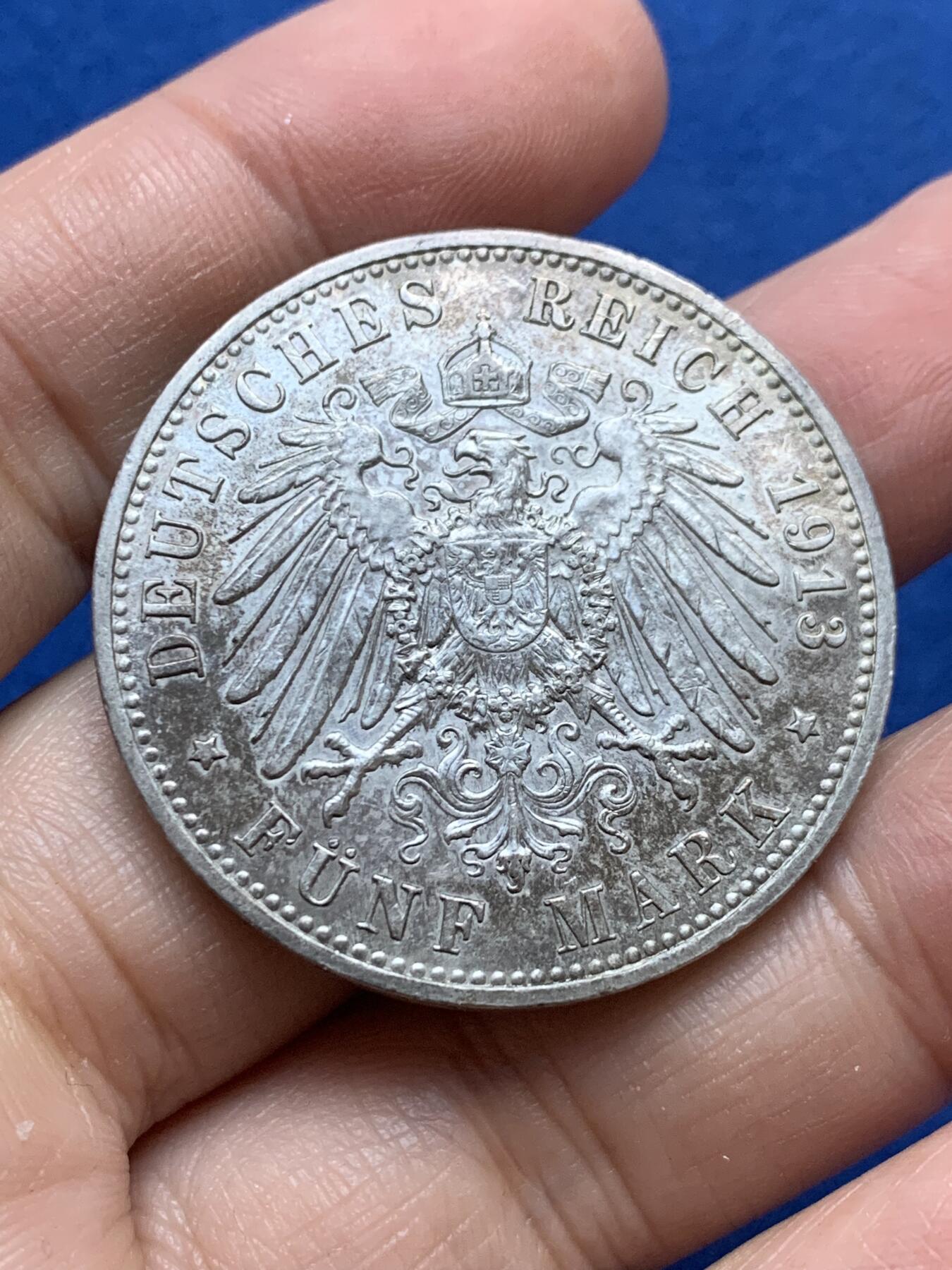 《竞宝斋》第444场 周日，周一，2场连拍 （全场包邮） 德国 1913年 普鲁士威廉二世军装5马克银币 表面感觉有油漆痕迹 细节见图