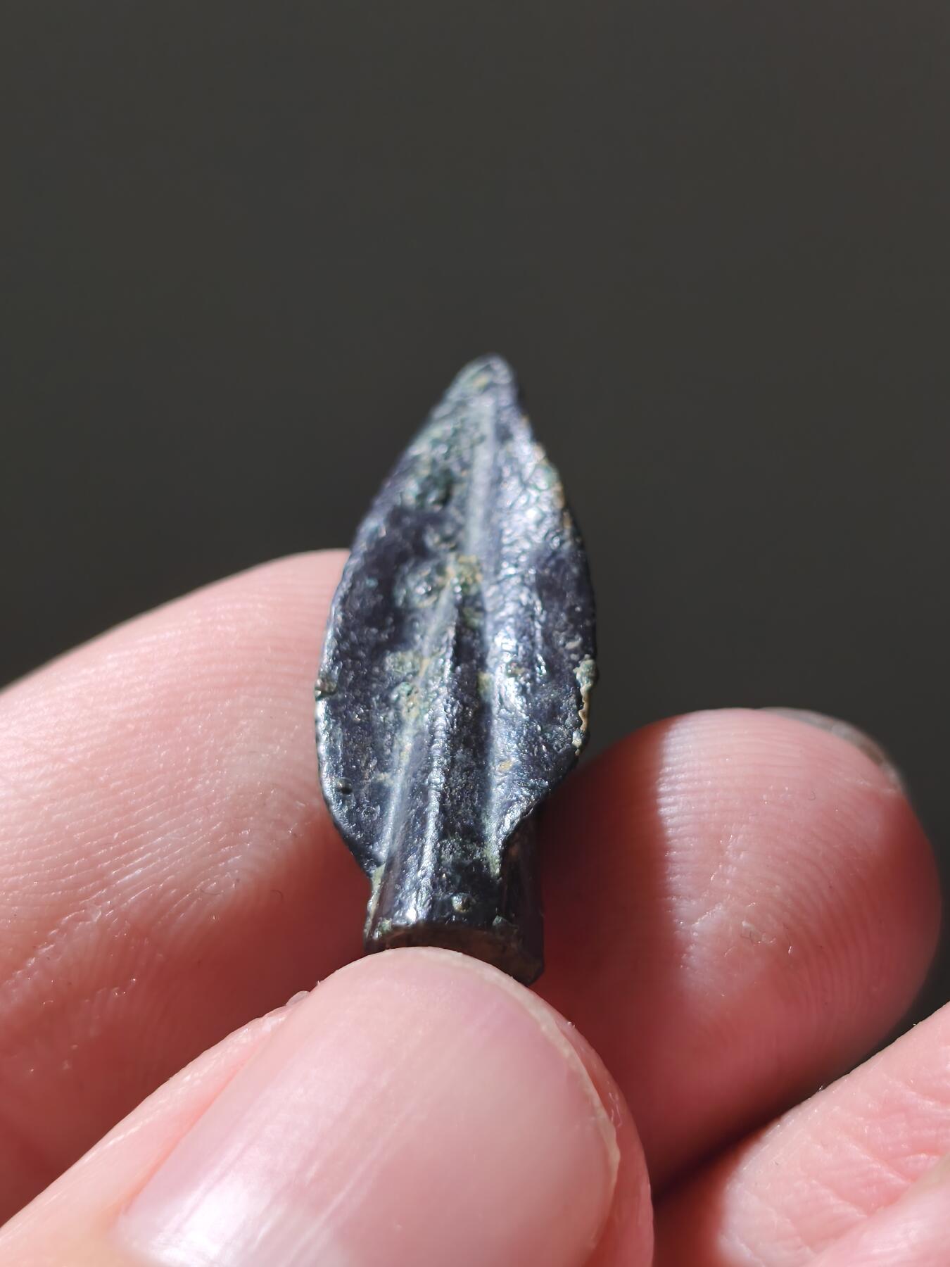 星盘世界钱币十二月六日古典币专场 希腊化时期 青铜穿甲箭头中亚沙漠坑皮壳。非常漂亮，锋利的箭头，而且形制也是很经典的希腊化风格，底部中空