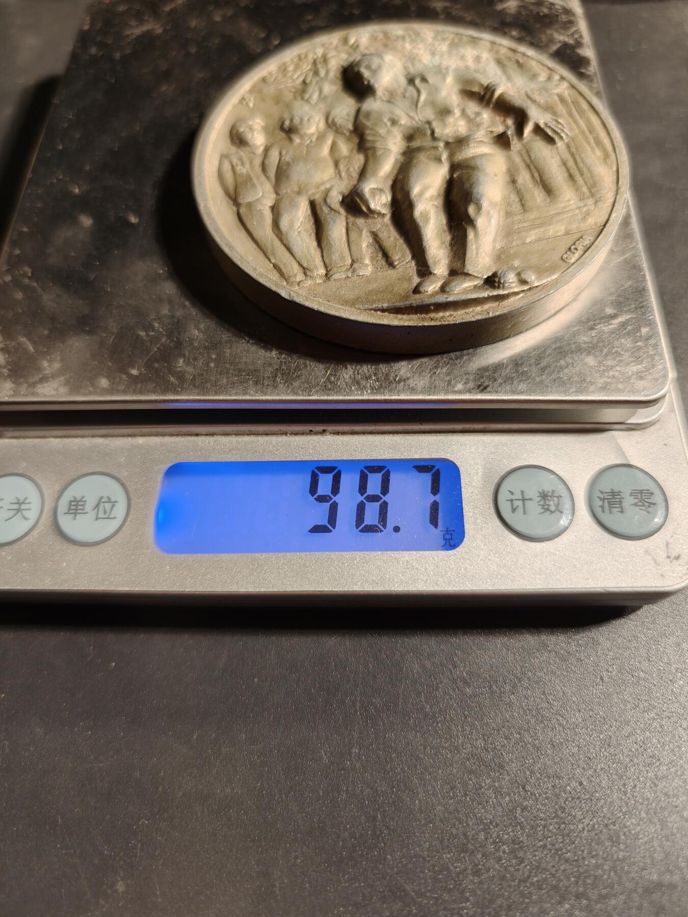 老王徽章第167期 法国滚球运动纪念章     直径66mm.    重量98.7g