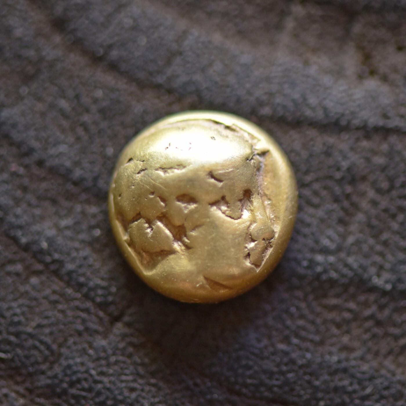 【良泉】【2025年最后一场】12月18日晚19.30点开拍！188组【直播场】西方古代钱币、丝路杂项、印章！ 【藏家出品A】公元前454-428/7年【古希腊】蕾丝岛，英雄阿克泰翁/美杜莎（戈尔贡）琥珀金 金币，适合做镶嵌，2.44克