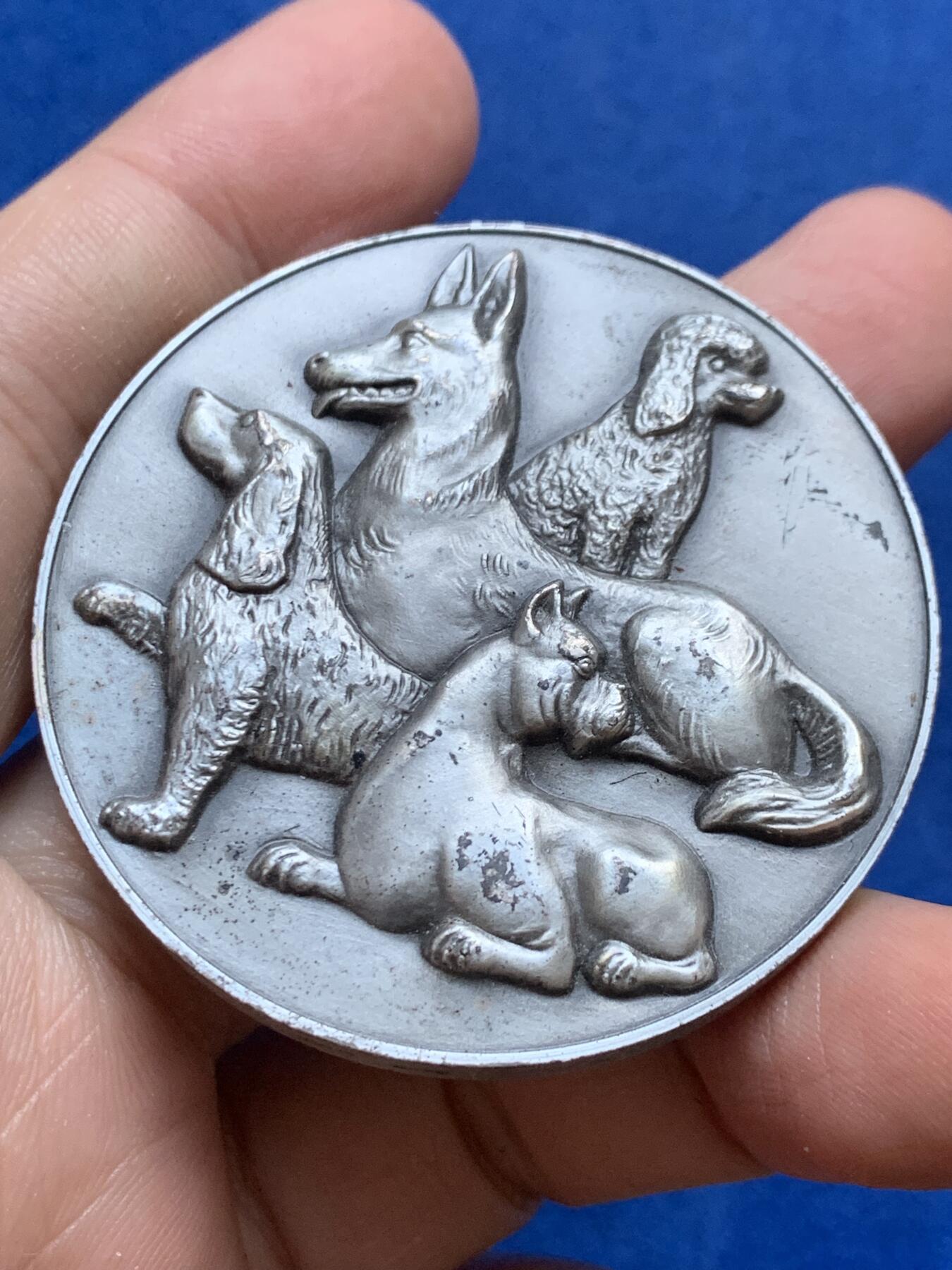 《竞宝斋》第444场 周日，周一，2场连拍 （全场包邮） 法国国际犬类博览会镀银大铜章 高浮雕很精美 1967 丰饶角铜标边铭 直径5mm 重量72.4g