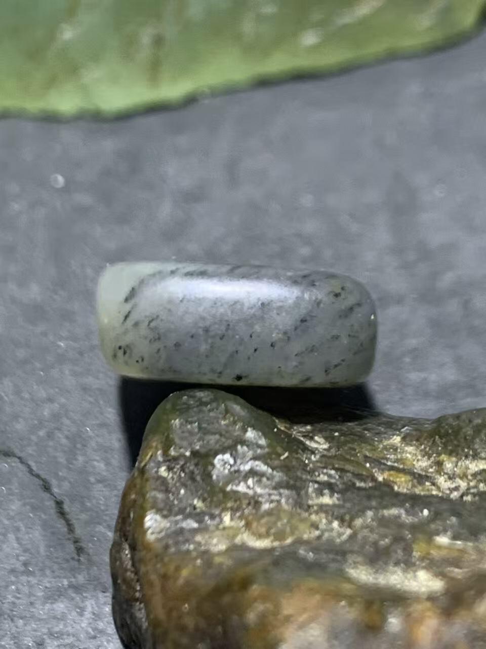 精美和田玉青花小独籽原石一颗，