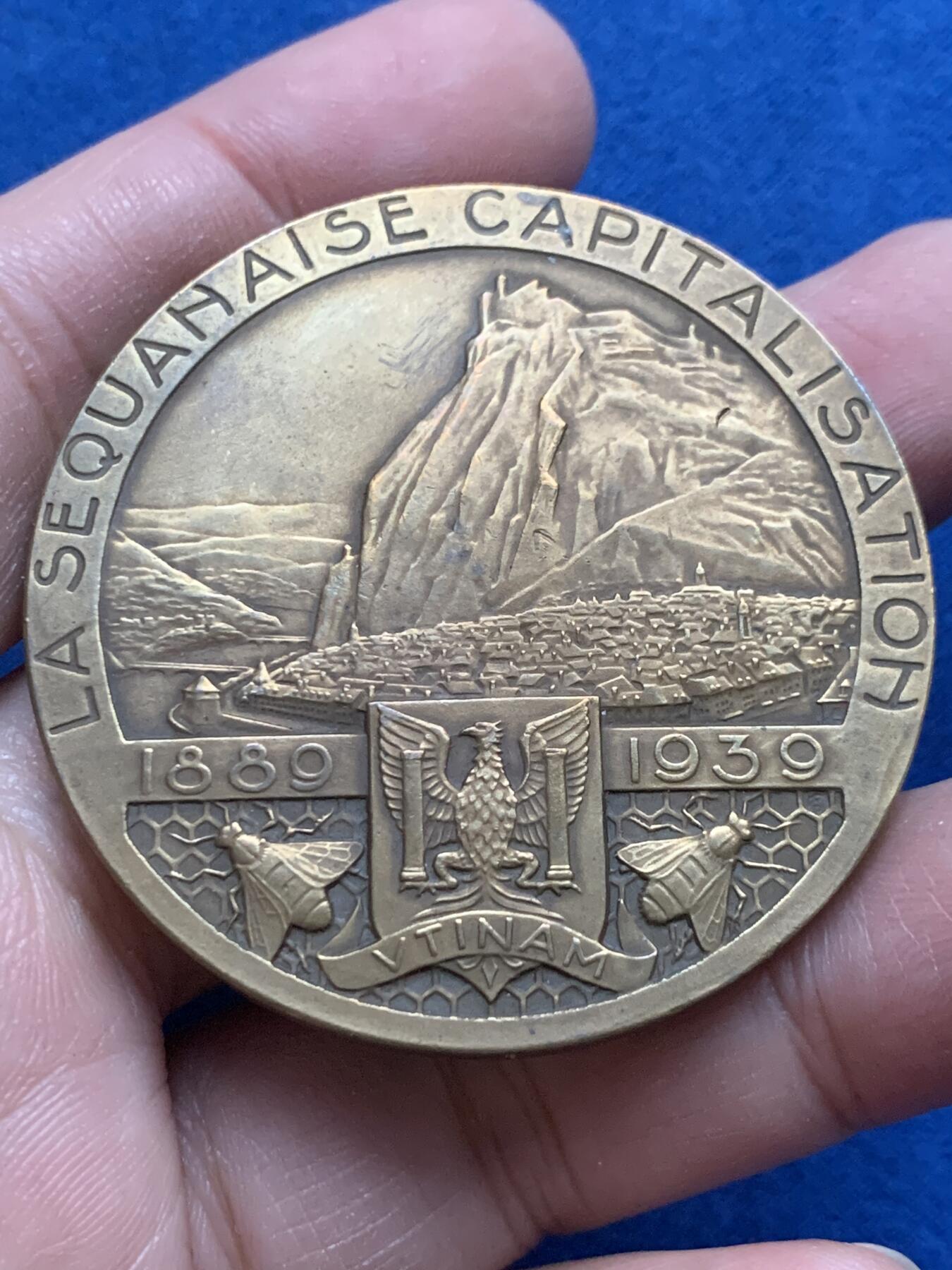 《竞宝斋》第444场 周日，周一，2场连拍 （全场包邮） 法国1939年塞奎纳资本化50周年纪念铜章 59.2克 49.5mm 三角铜标 带盒