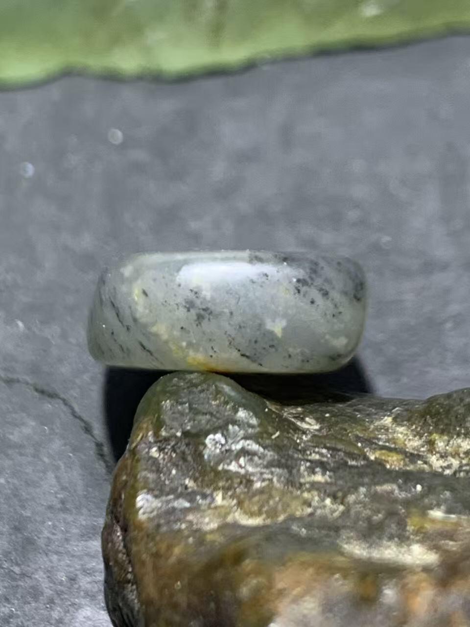 精美和田玉青花小独籽原石一颗，