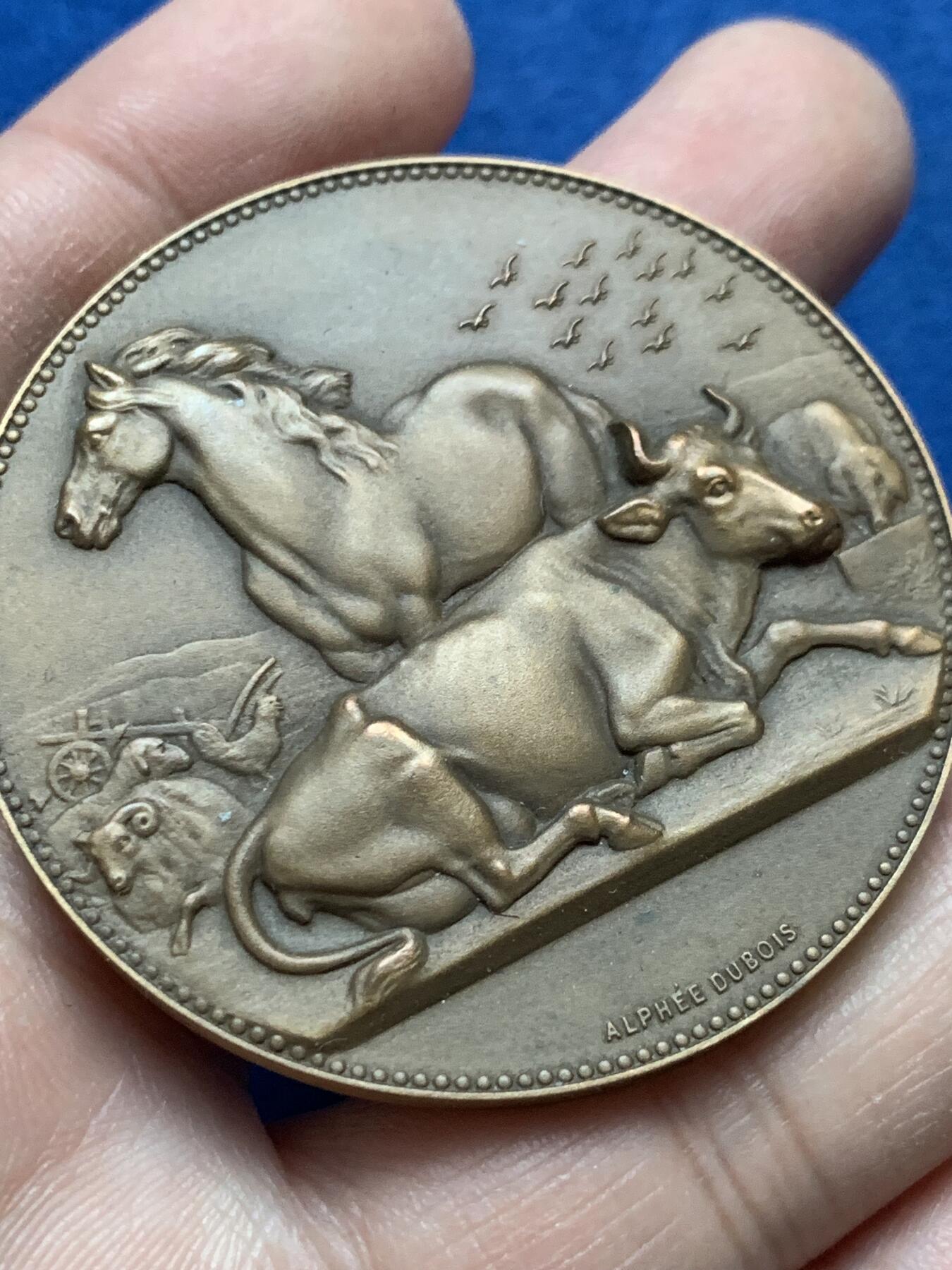 《竞宝斋》第444场 周日，周一，2场连拍 （全场包邮） 法国农业协会铜章，A.Dubois ，59.3克，50.6mm，丰饶角铜标边铭，牛与马高浮雕，肌肉鲜明。