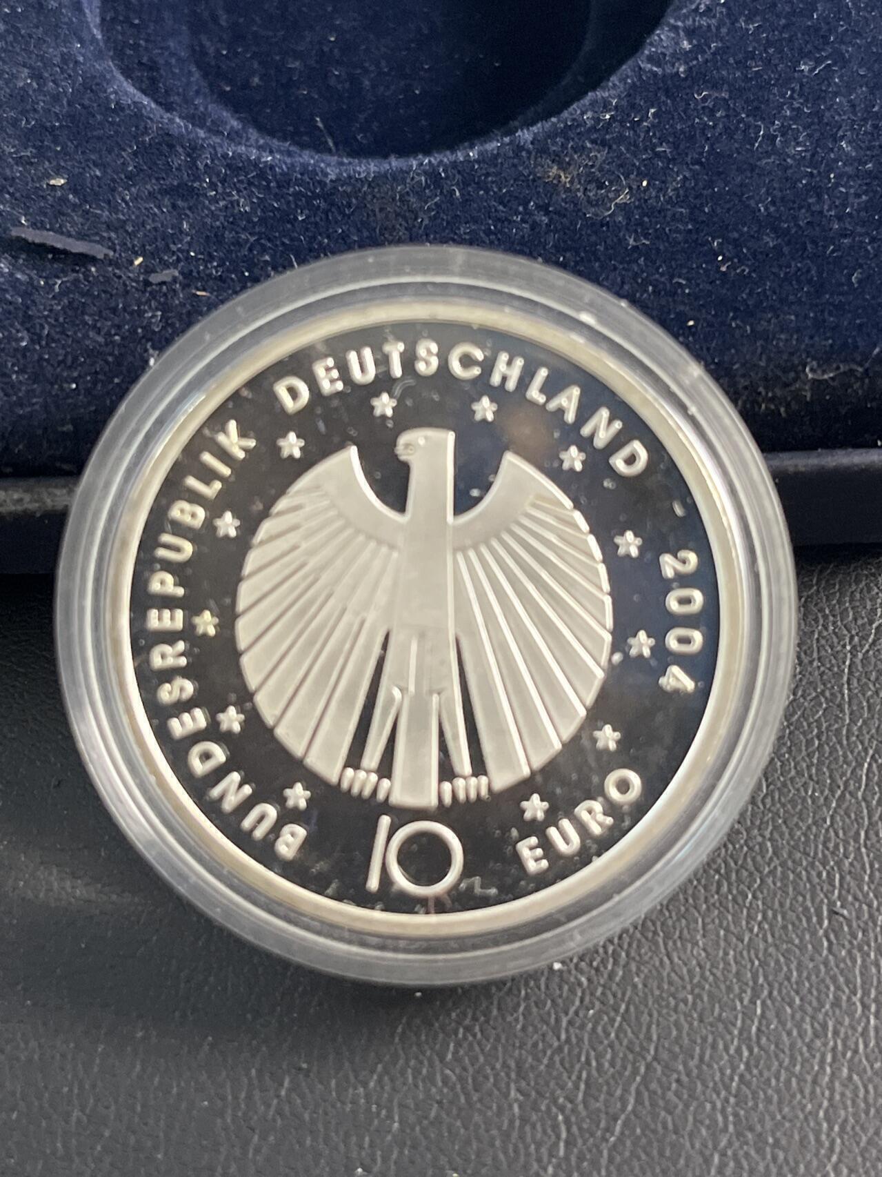 ❤️【币观天下】❤️ 第333期钱币拍卖- 2025.12.5周五晚上6点半场-长期征集拍品 原厂盒证德国2004年发行德国2006年FIFA足球世界杯精制纪念银币925银18克直径32.5毫米