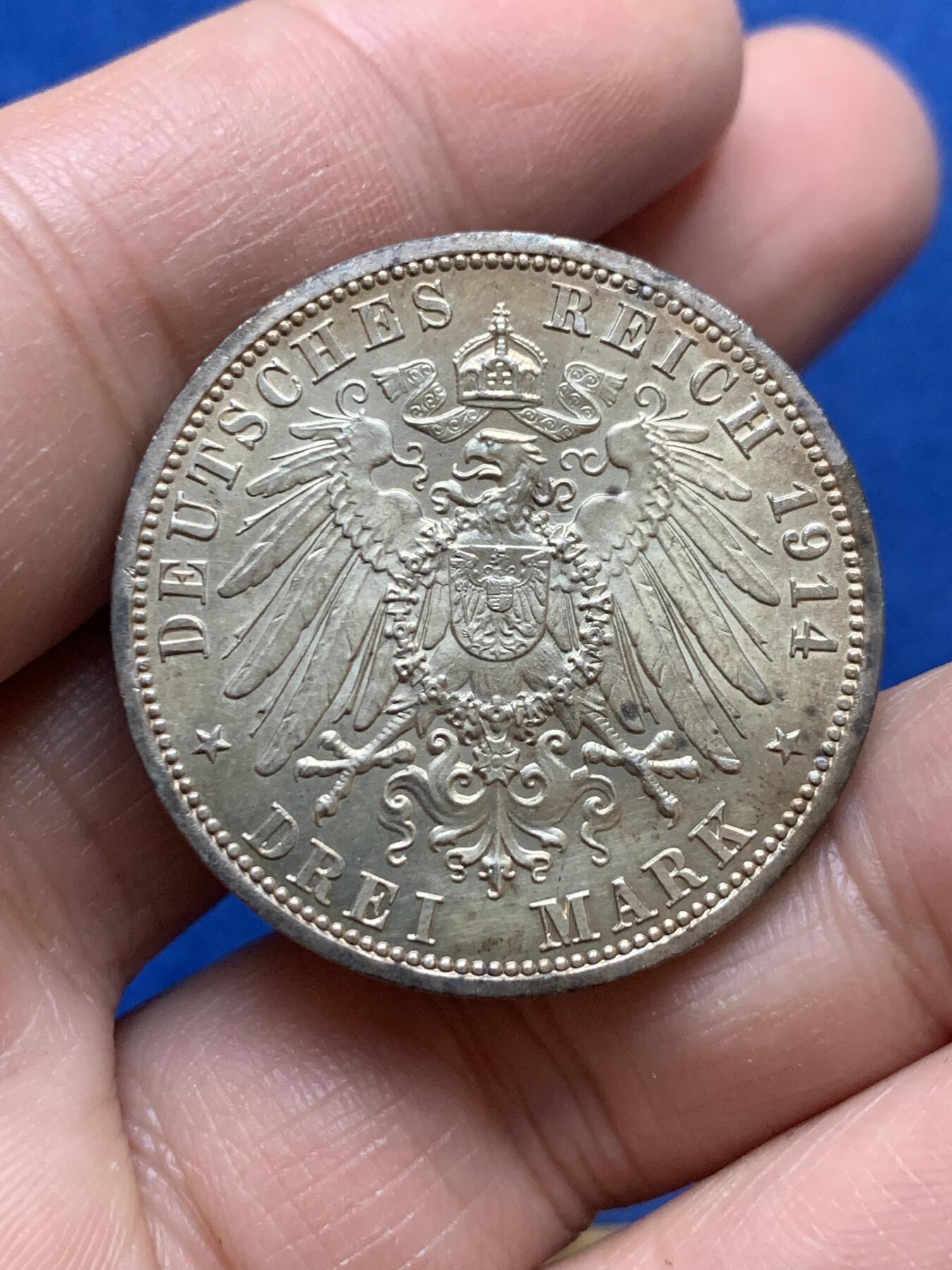 《竞宝斋》第444场 周日，周一，2场连拍 （全场包邮） 德国 1914年 安哈特德绍 3马克银币 包浆带彩 光度也不错 细节见图