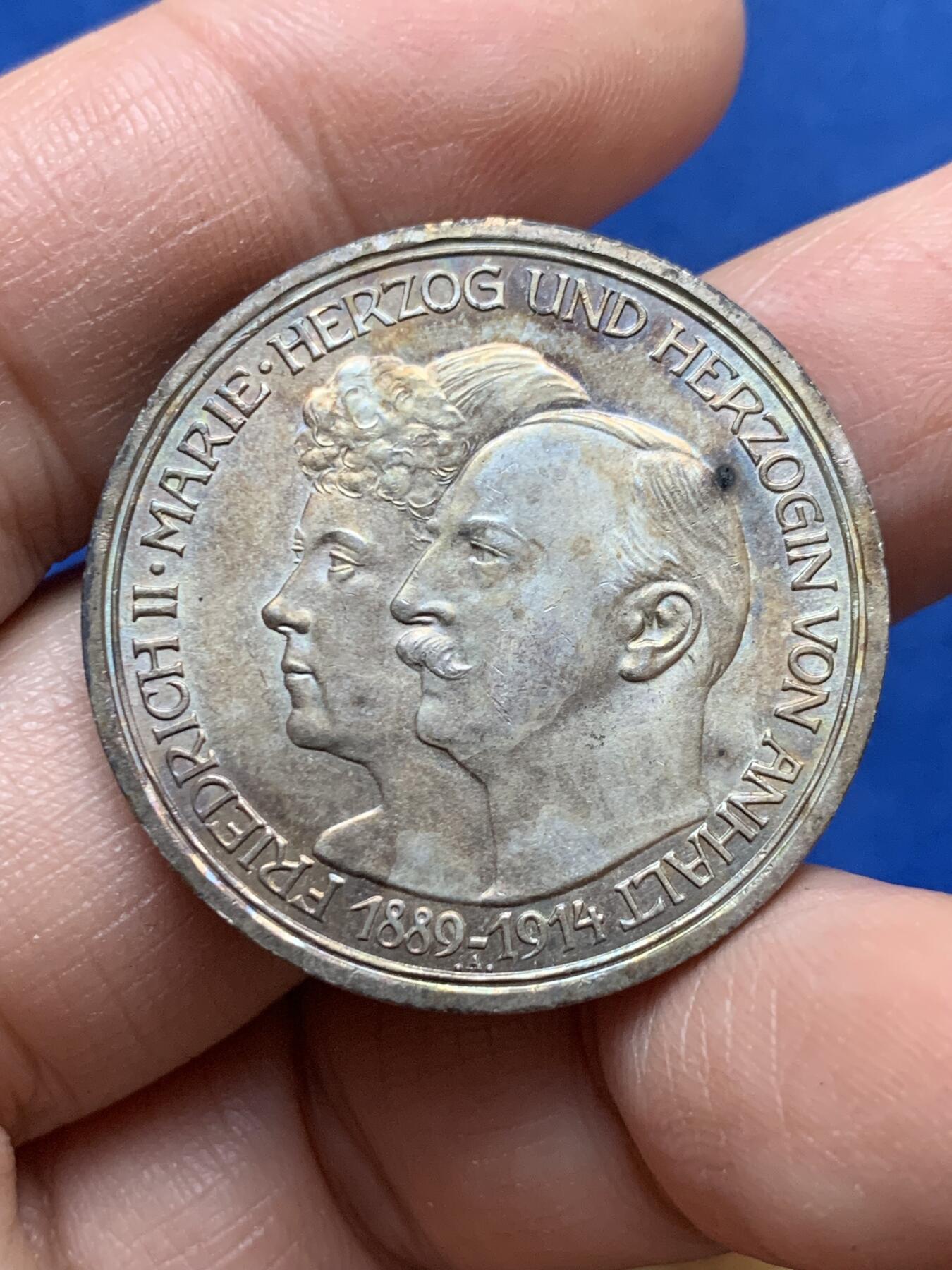 《竞宝斋》第444场 周日，周一，2场连拍 （全场包邮） 德国 1914年 安哈特德绍 3马克银币 包浆带彩 光度也不错 细节见图