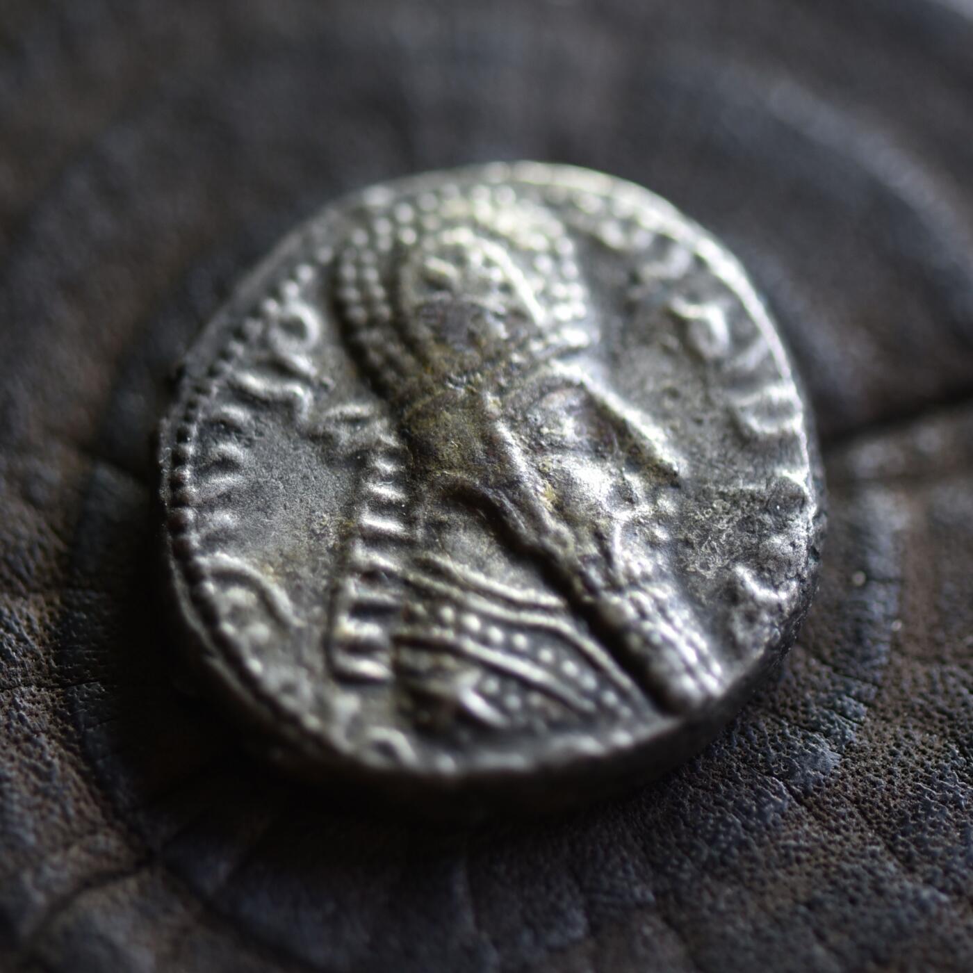 【良泉】【2025年最后一场】12月18日晚19.30点开拍！188组【直播场】西方古代钱币、丝路杂项、印章！ 【藏家出品C】阿尔达希尔一世，四德拉克马，13.7g 少见的萨珊早期四德拉克马银币