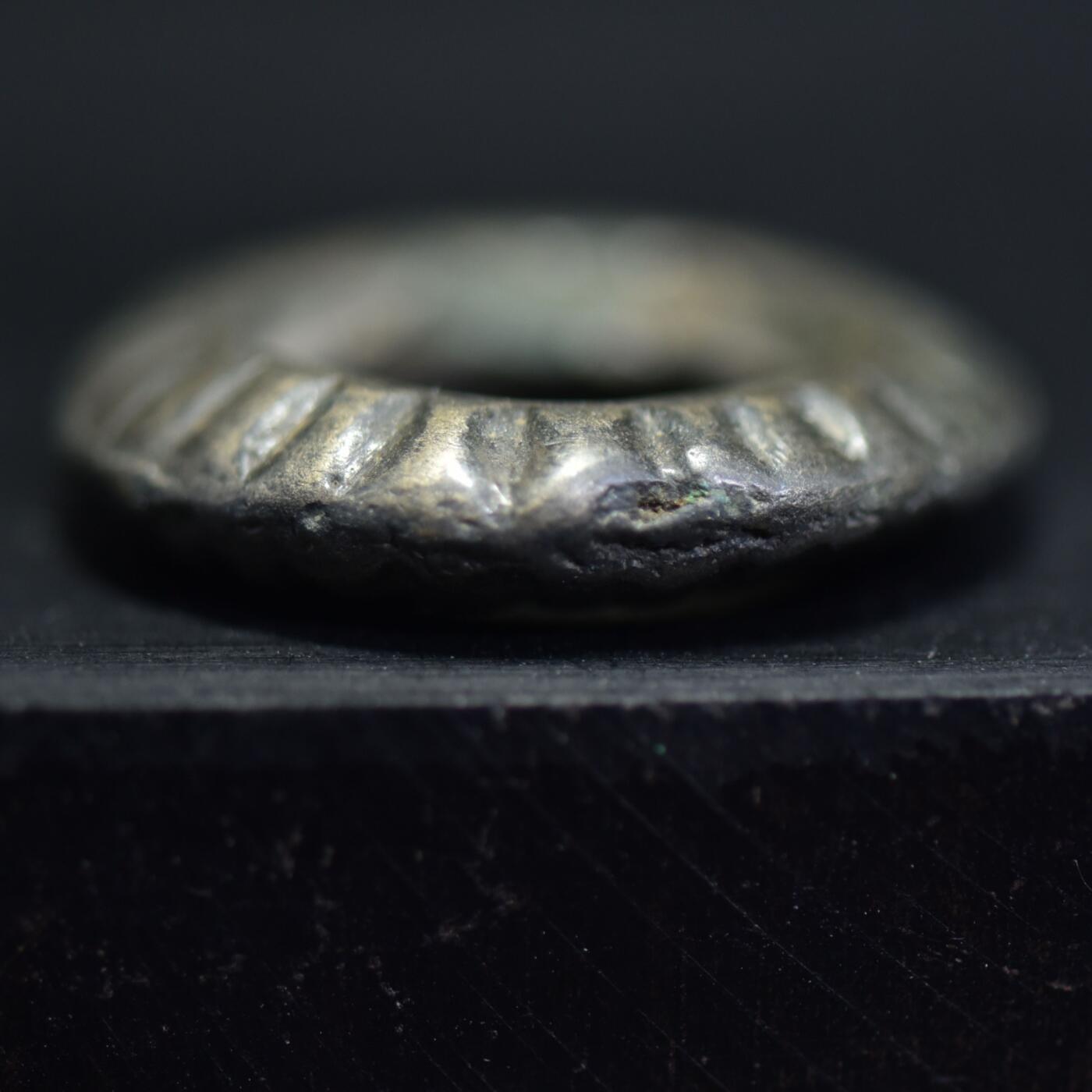 【良泉】【2025年最后一场】12月18日晚19.30点开拍！188组【直播场】西方古代钱币、丝路杂项、印章！ 【厚重】18.28克，公元7-9世纪【丝绸之路】西域粟特七河（环形钱？）铜环