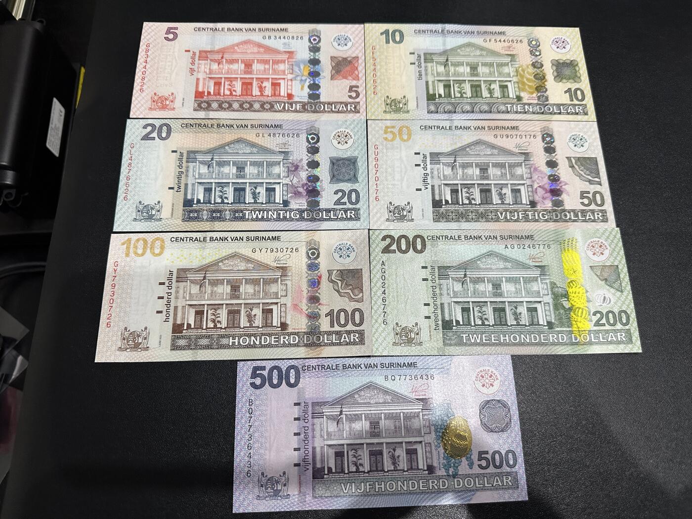 《外钞收藏家》第五百九十期（欧洲强钞、港币、硬通货及丰富裸币大拍场）（本平台长期征集拍品、欢迎藏友们联系合作） 苏里南5-500面额 七张一起 全新UNC 尾6