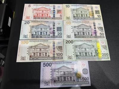《外钞收藏家》第五百九十期（欧洲强钞、港币、硬通货及丰富裸币大拍场）（本平台长期征集拍品、欢迎藏友们联系合作） - 苏里南5-500面额 七张一起 全新UNC 尾6