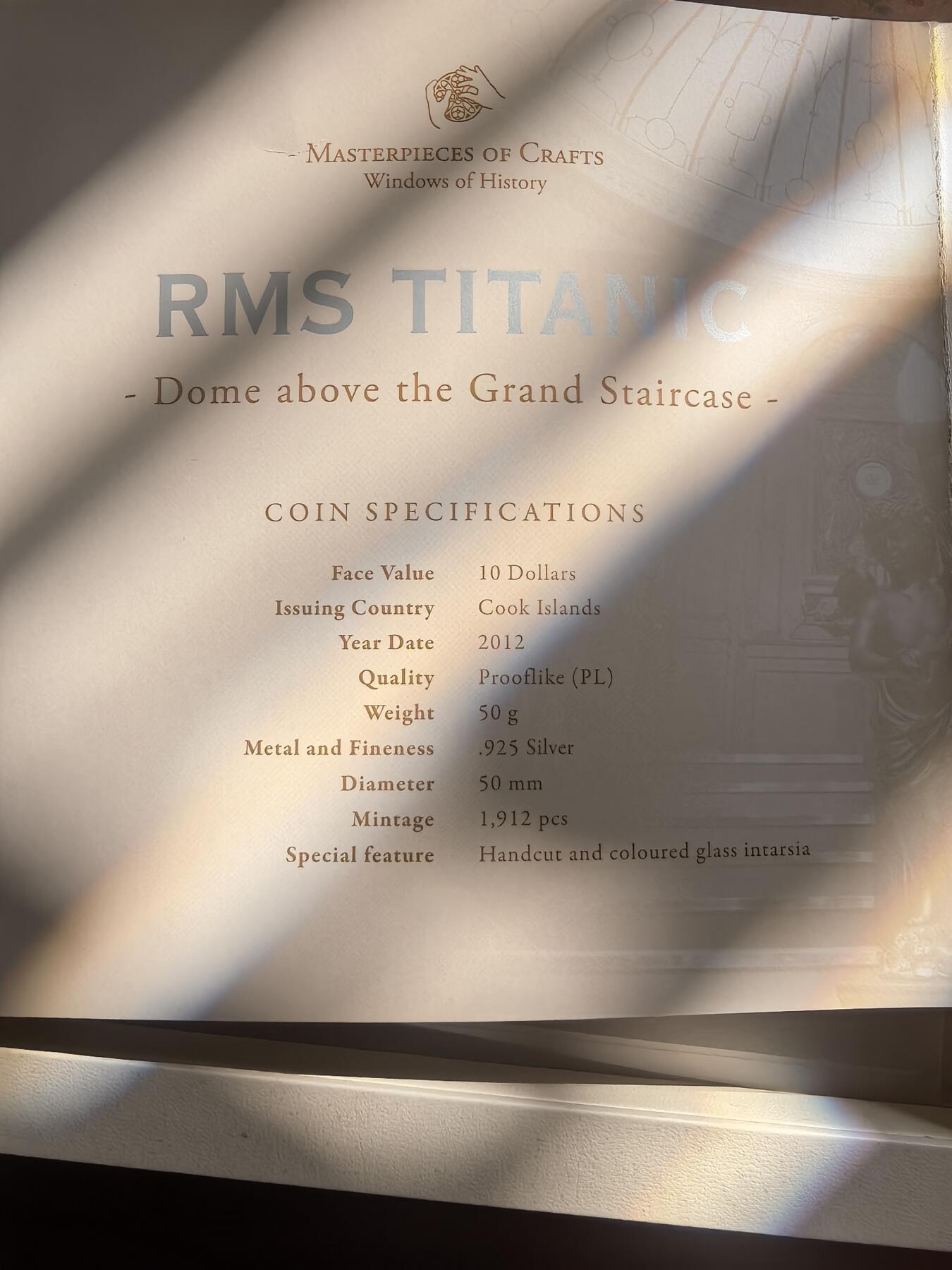 长老汇蛇年精选第七十八场拍卖 2012库克群岛历史之窗之泰坦尼克号10元镶嵌彩色玻璃类精制银币，50克925银，盒证全，1912枚