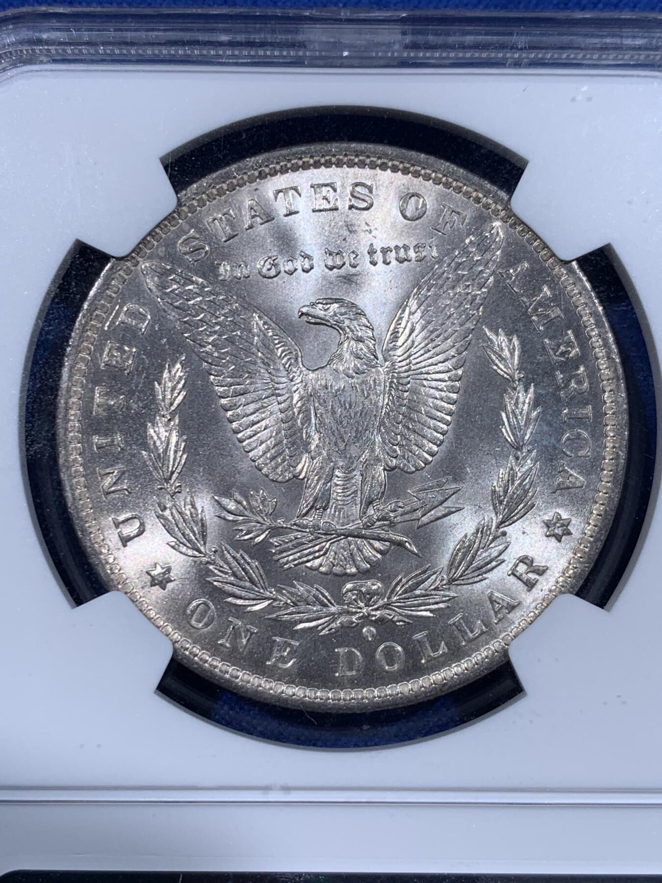 《竞宝斋》第444场 周日，周一，2场连拍 （全场包邮） NGC MS62 美国1884年摩根银币O版，原汁原味深蓝彩老包浆，极美大月牙彩，包浆醇厚润泽，状态极佳，低评。