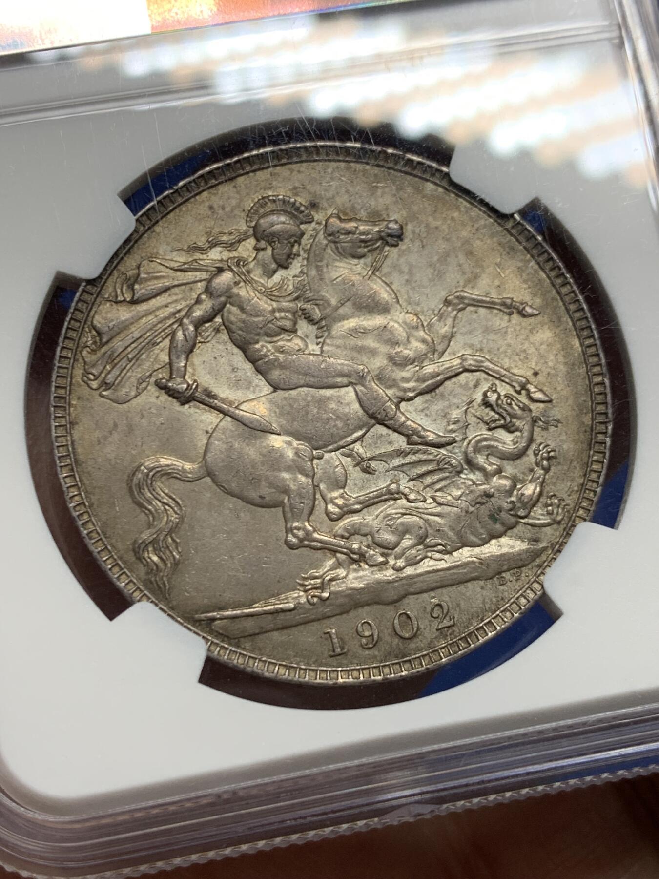 《竞宝斋》第444场 周日，周一，2场连拍 （全场包邮） NGC MS61 英国1902年爱德华七世马剑克朗银币，正面浓郁五彩包浆，背面原状态英伦包浆，非常不错的一枚