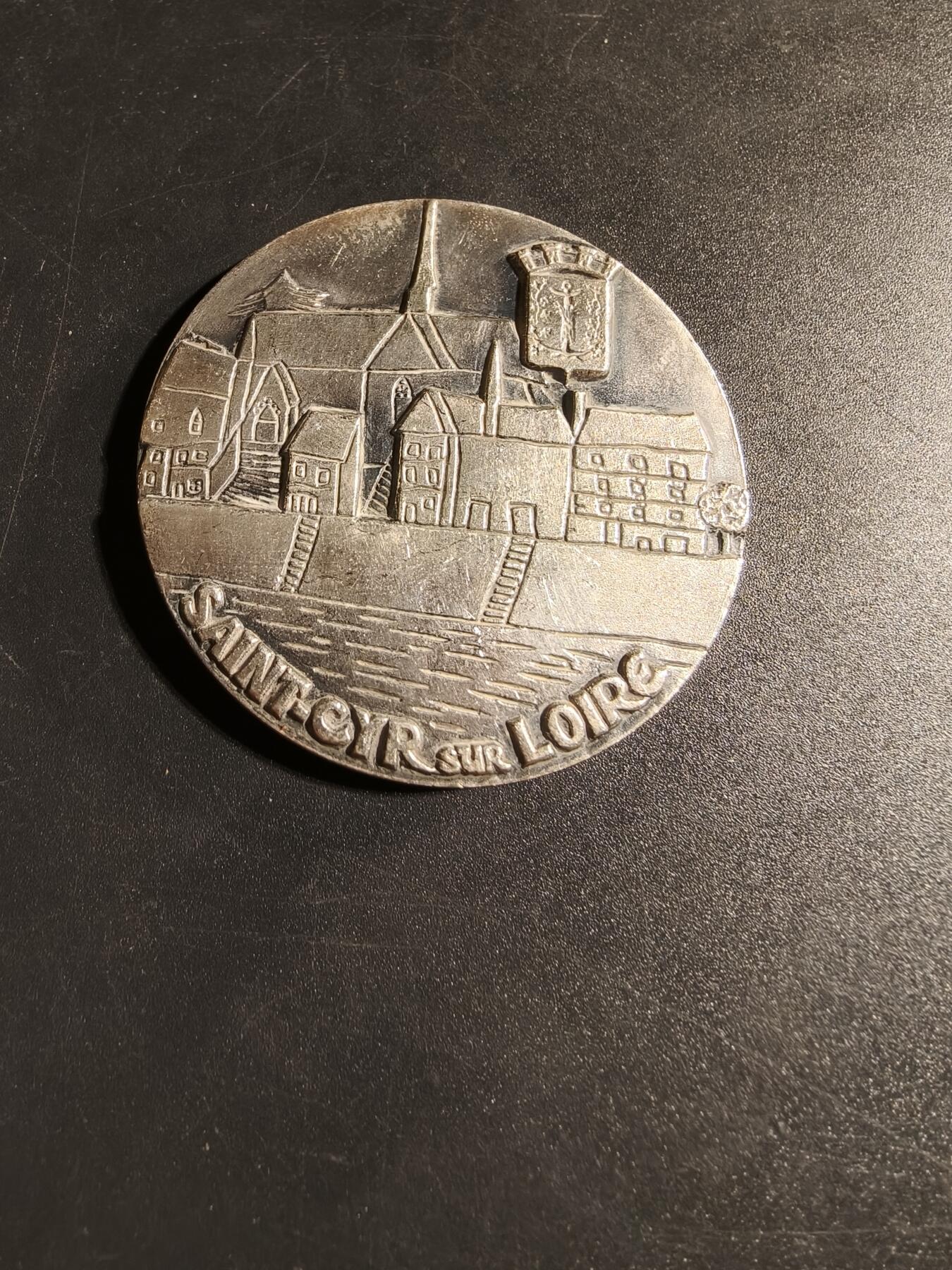 老王徽章第167期 法国法国圣西尔苏卢瓦尔市镀银大铜章      直径51mm.    重量72.1g