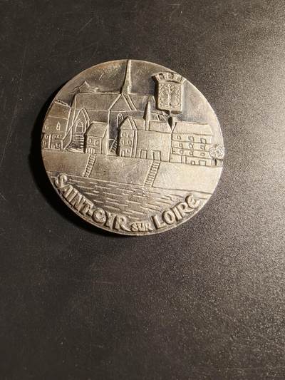 老王徽章第167期 - 法国法国圣西尔苏卢瓦尔市镀银大铜章      直径51mm.    重量72.1g