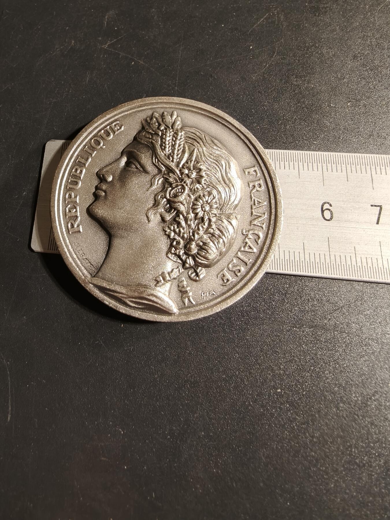 老王徽章第167期 法国鲁昂国民议会镀银大铜章    直径51mm.    重量71.4g