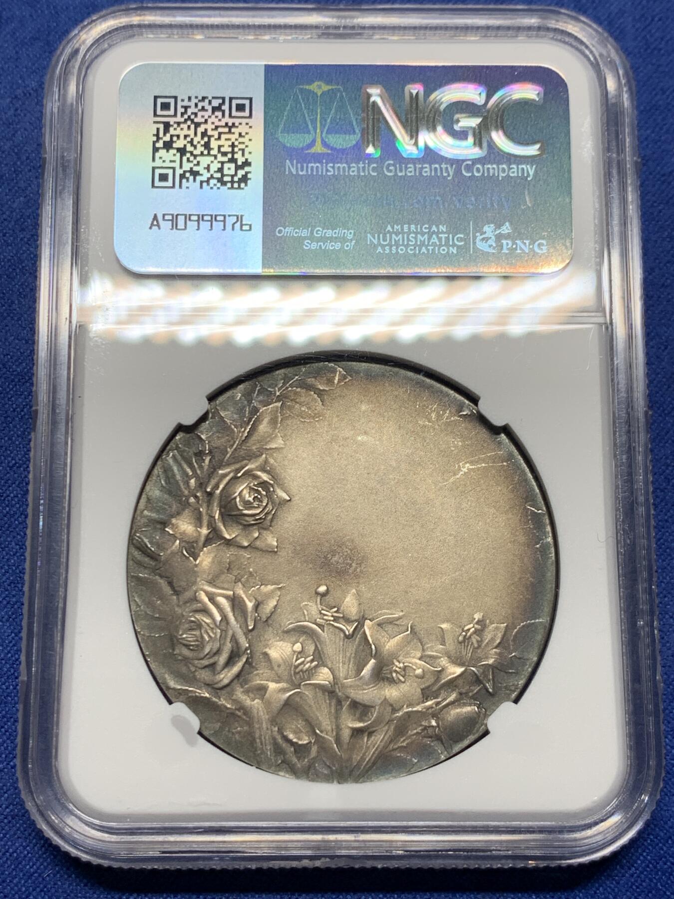 《竞宝斋》第444场 周日，周一，2场连拍 （全场包邮） NGC MS62 法国新艺术宗教婚礼稀有大银章，著名新艺术雕刻家：弗雷德里克-夏尔.维克托.德.韦尔农，以细腻的宗教题材浮雕著称。该章为更为稀少的背面无刻字版，适合新婚、结婚纪念刻字。正面场景：描绘yesu与使徒彼得、约翰（或抹大拉的马利亚）的互动FIDELI PERSTETIS AMORE拉丁语，意为**“你们对那忠信的恒守爱心”，背面：花卉：左下角的玫瑰（象征玛利亚的纯洁）与下方的百合（象征圣